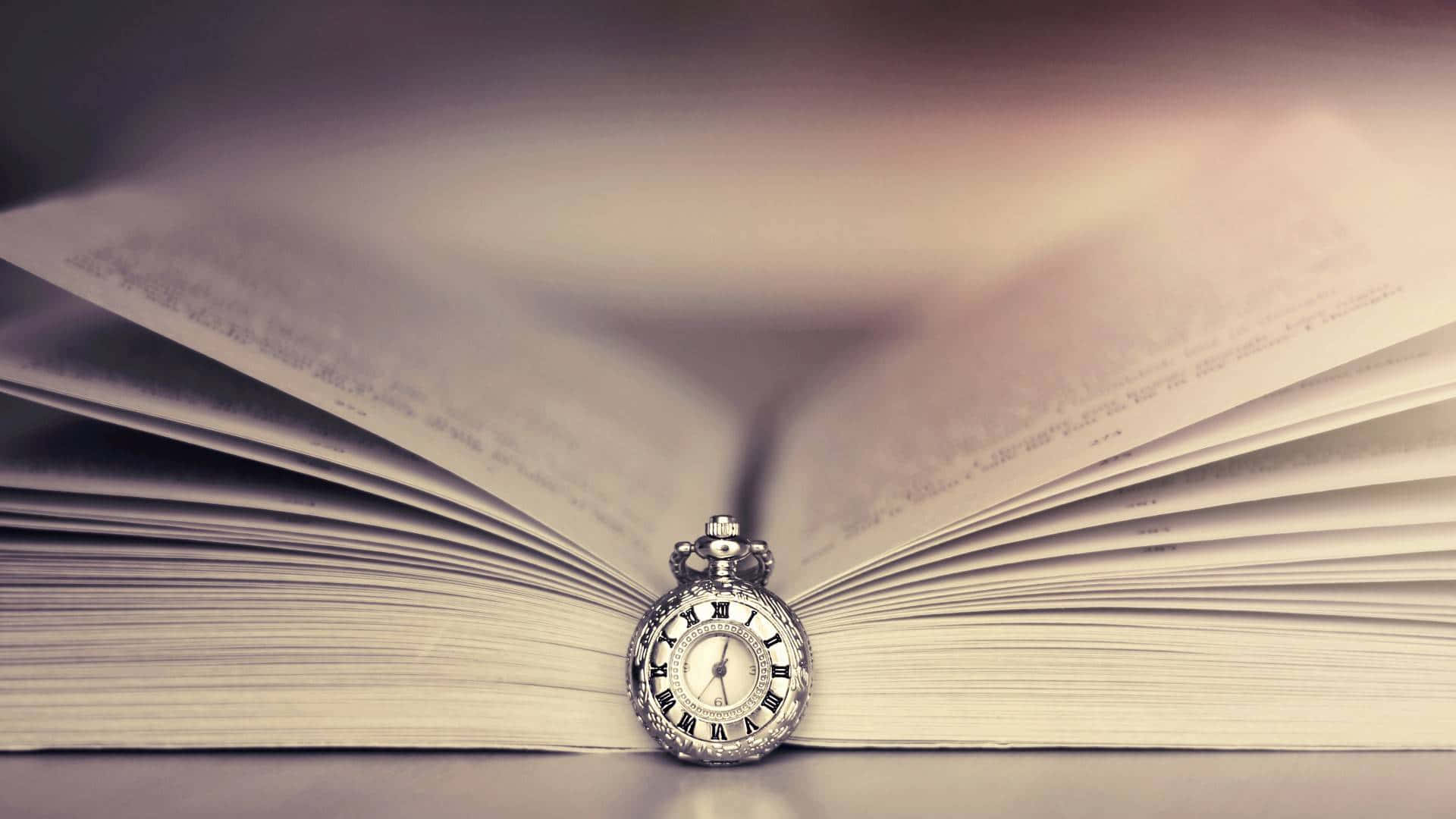 書本 桌布 壁紙 — 一個華麗的銀色懷錶擱在一本打開的書的中間頁面上，帶有柔和的棕褐色調和淺景深。