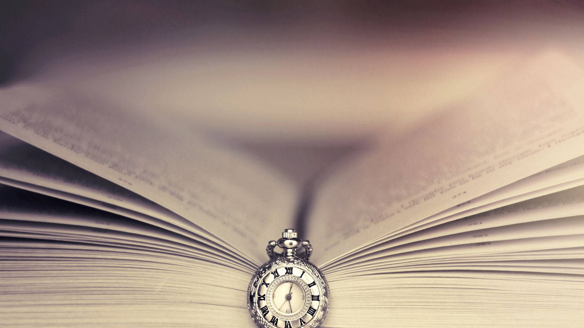 Clock 桌布 壁紙 — 一個華麗的銀色懷錶放在一本打開的書本中央，書頁柔和模糊。
