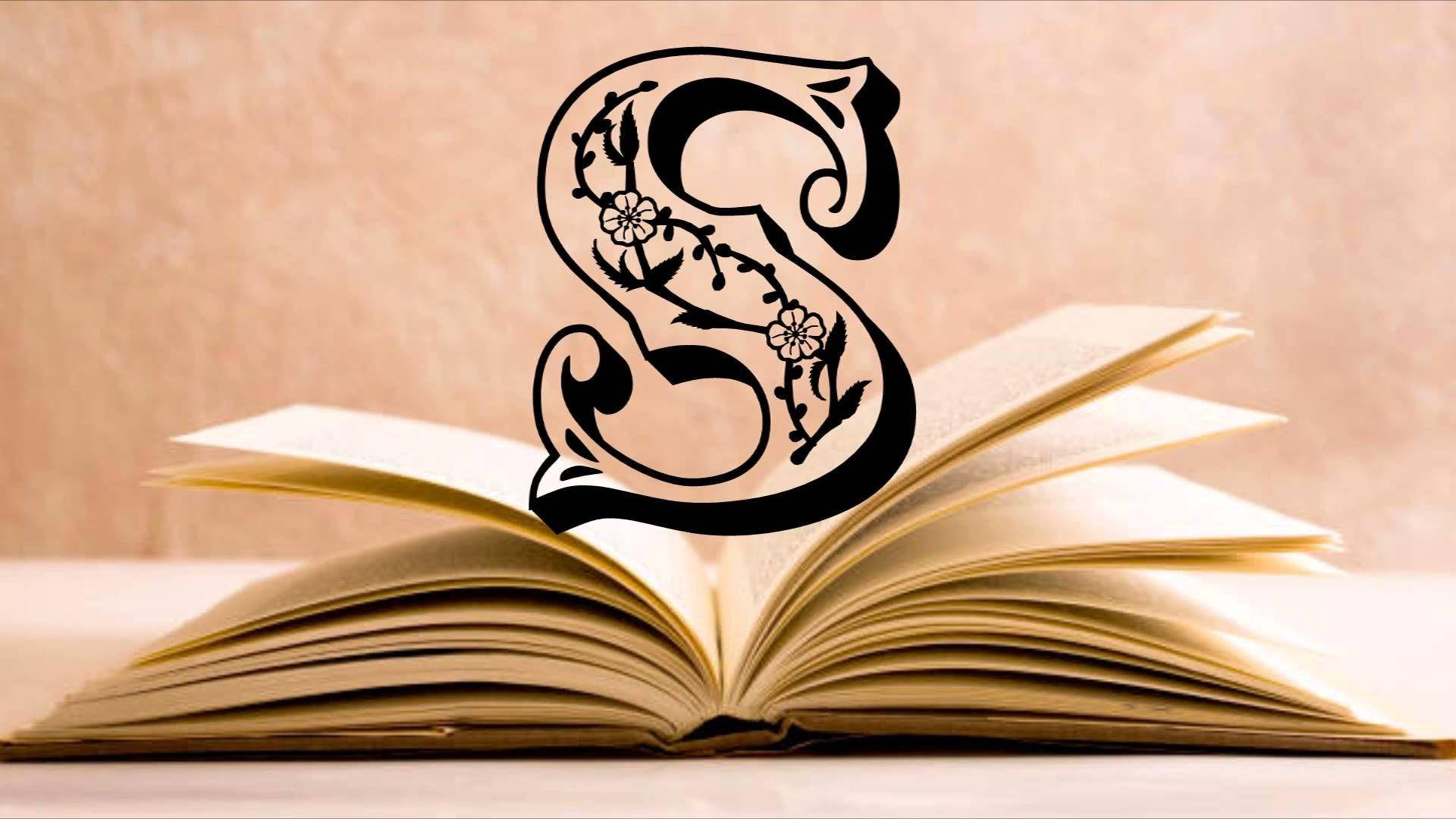 S Alphabet 桌布 壁紙 — 一個華麗的黑色字母S，飾以花卉藤蔓，漂浮在一本泛黃書頁的打開書本上方，背景是柔和的米色。