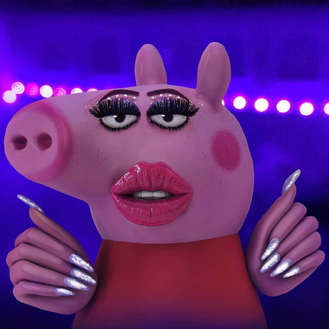 Peppa Pig Funny 桌布 壁紙 — 一個華麗風格化的豬角色，帶有閃亮化妝和銀色指甲，在充滿活力的紫色舞台背景下自信地擺姿勢。