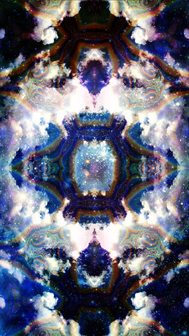 雲朵 桌布 壁紙 — 一個萬花筒般的宇宙星雲，從中央星場散發出旋轉的藍色、紫色和金色。