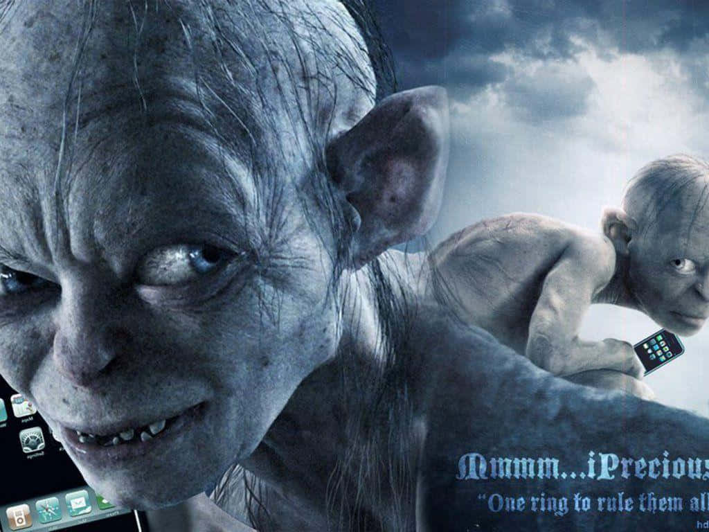 Gollum 桌布 壁紙 — 一個蒼白、尖耳、發光眼睛的哥布林，在暴風雨天空背景下拿著智慧型手機的威脅性特寫。