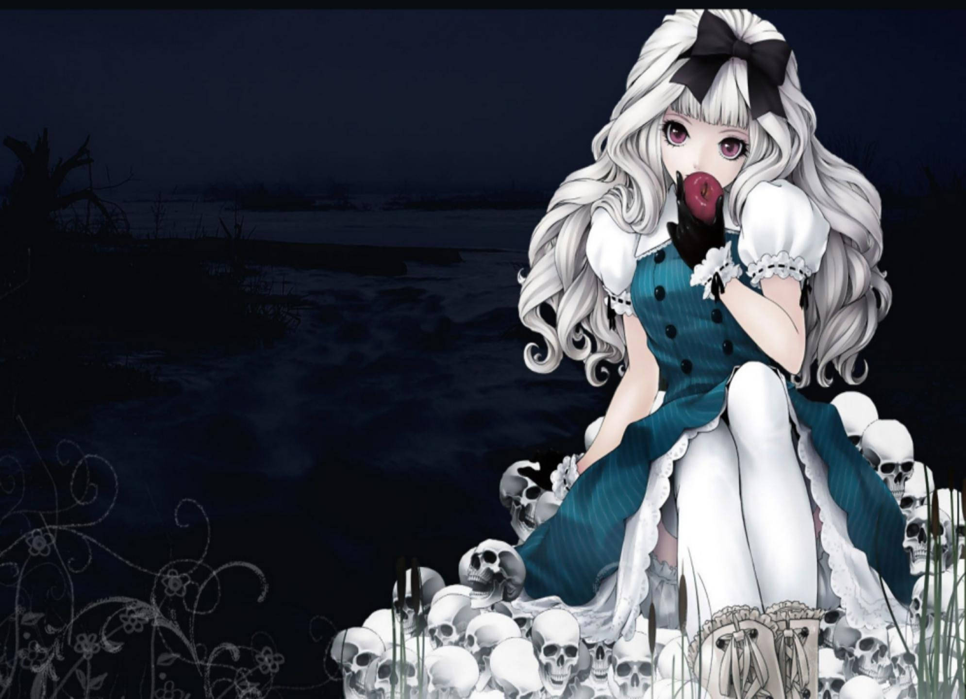 Creepy Anime 桌布 壁紙 — 一個蒼白的動漫女孩，白色頭髮和黑色蝴蝶結，坐在頭骨上，在黑暗的水景背景下拿著一個紅蘋果。