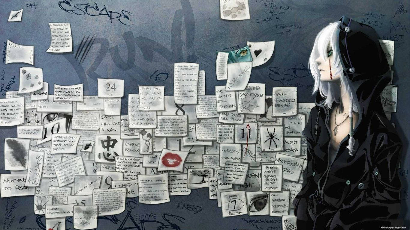 可憐動漫 桌布 壁紙 — 一個蒼白的動漫女孩，白髮，戴著黑色連帽衫，站在一面佈滿手寫筆記和圖畫的牆旁。