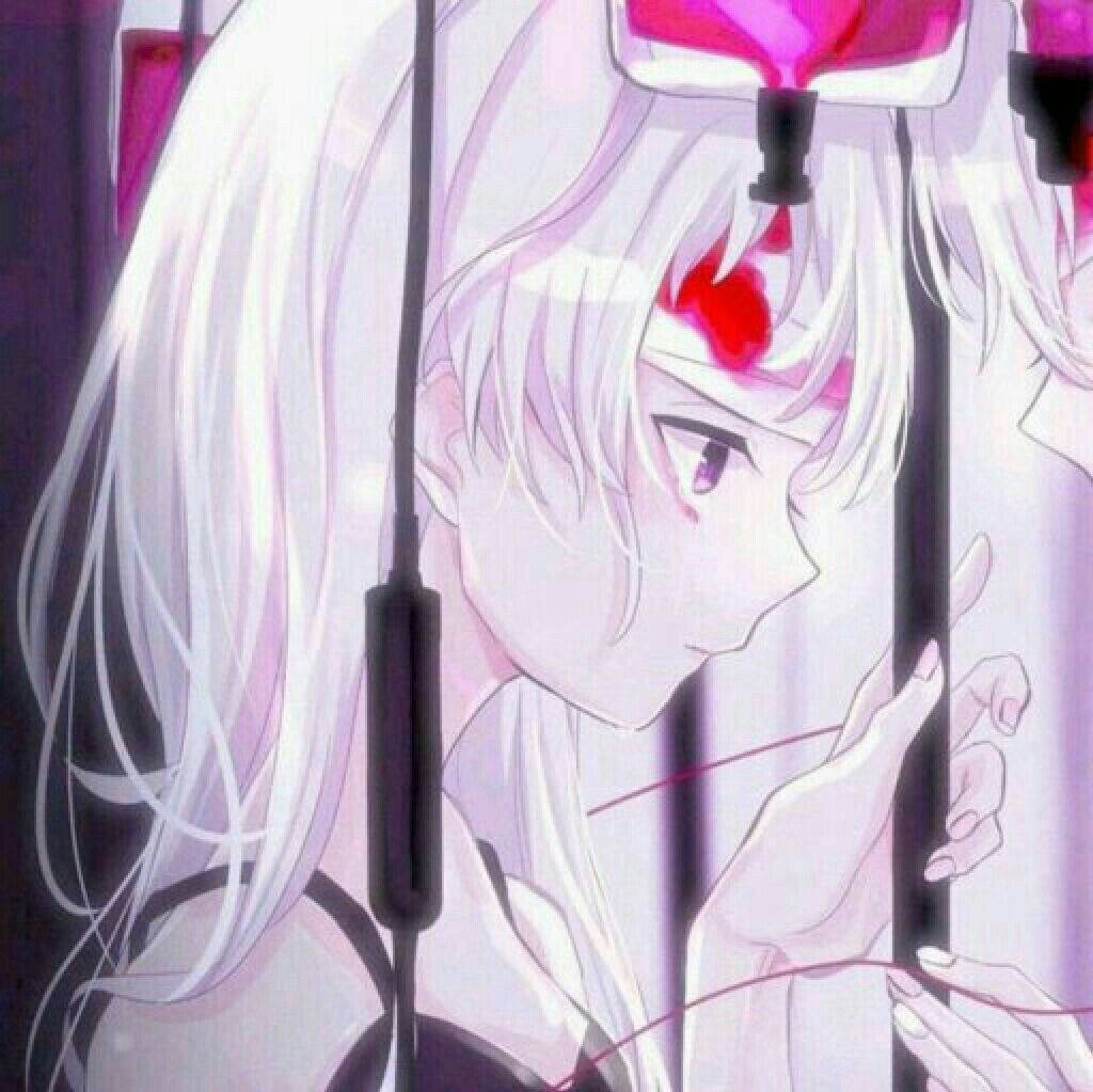 Relationship 桌布 壁紙 — 一個蒼白的動漫女孩，白髮紅紋，透過垂直的欄杆凝視著一個昏暗的房間，房間裡有粉紅色的發光管。