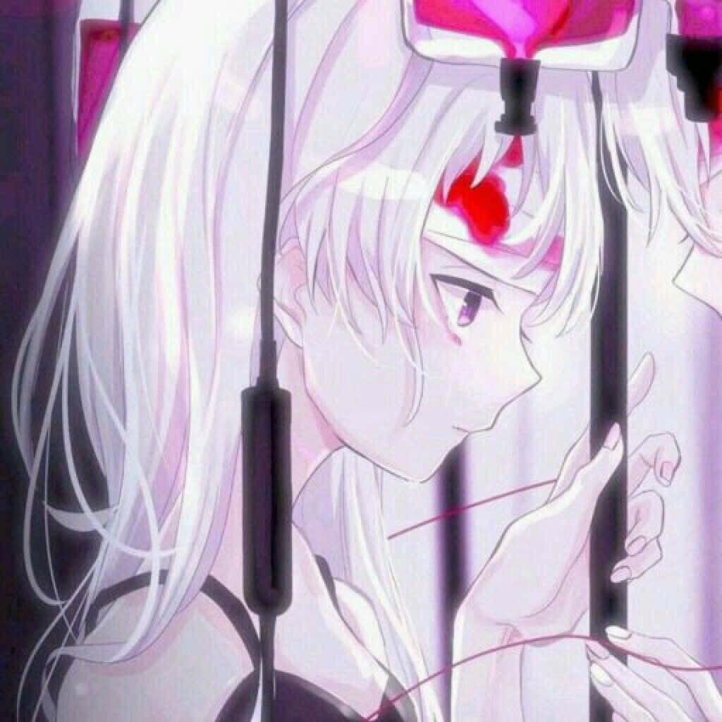 動漫女孩 桌布 壁紙 — 一個蒼白的動漫女孩，白髮紅紋，透過垂直欄杆凝視，神情憂鬱。
