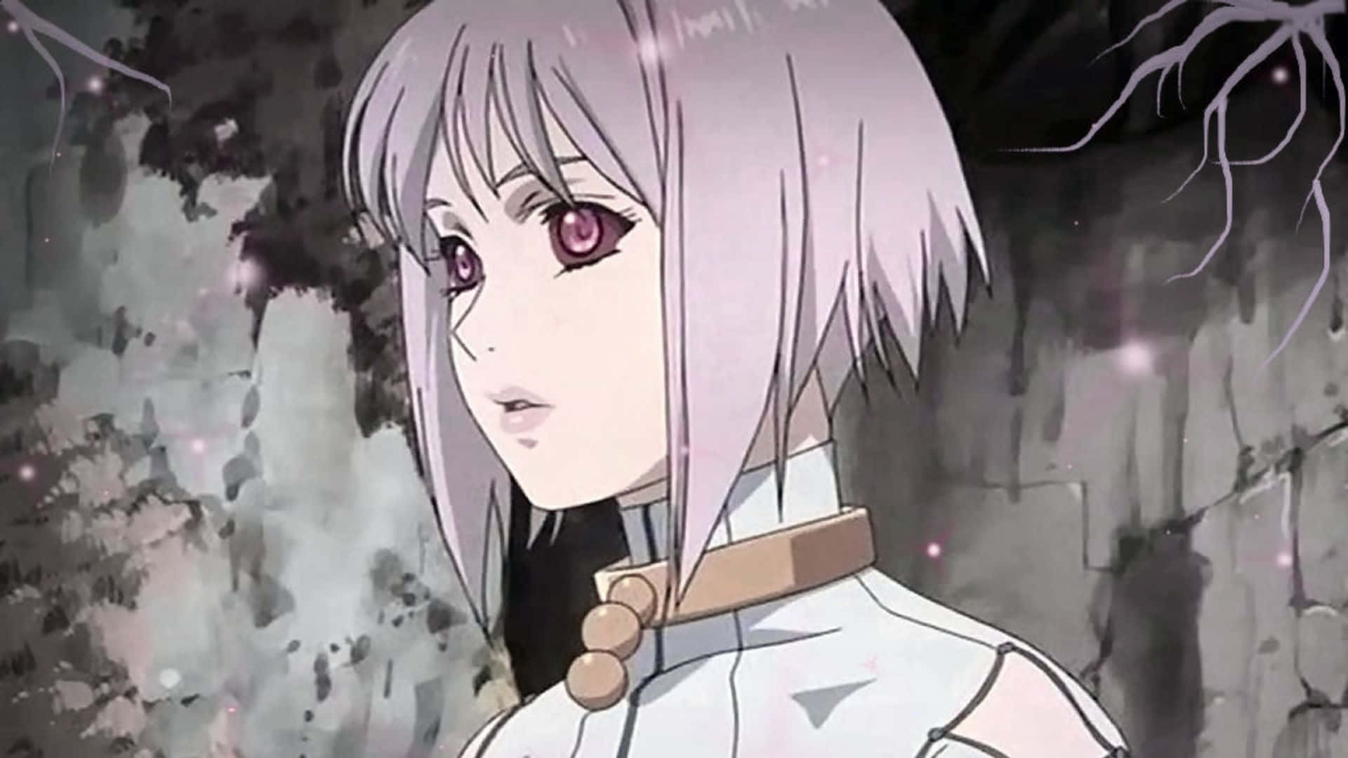 Wolf's Rain Cheza 桌布 壁紙 — 一個蒼白的動漫女孩，銀色頭髮，發光的粉紅色眼睛，站在黑暗、霧氣瀰漫的森林中，周圍有發光的粒子。
