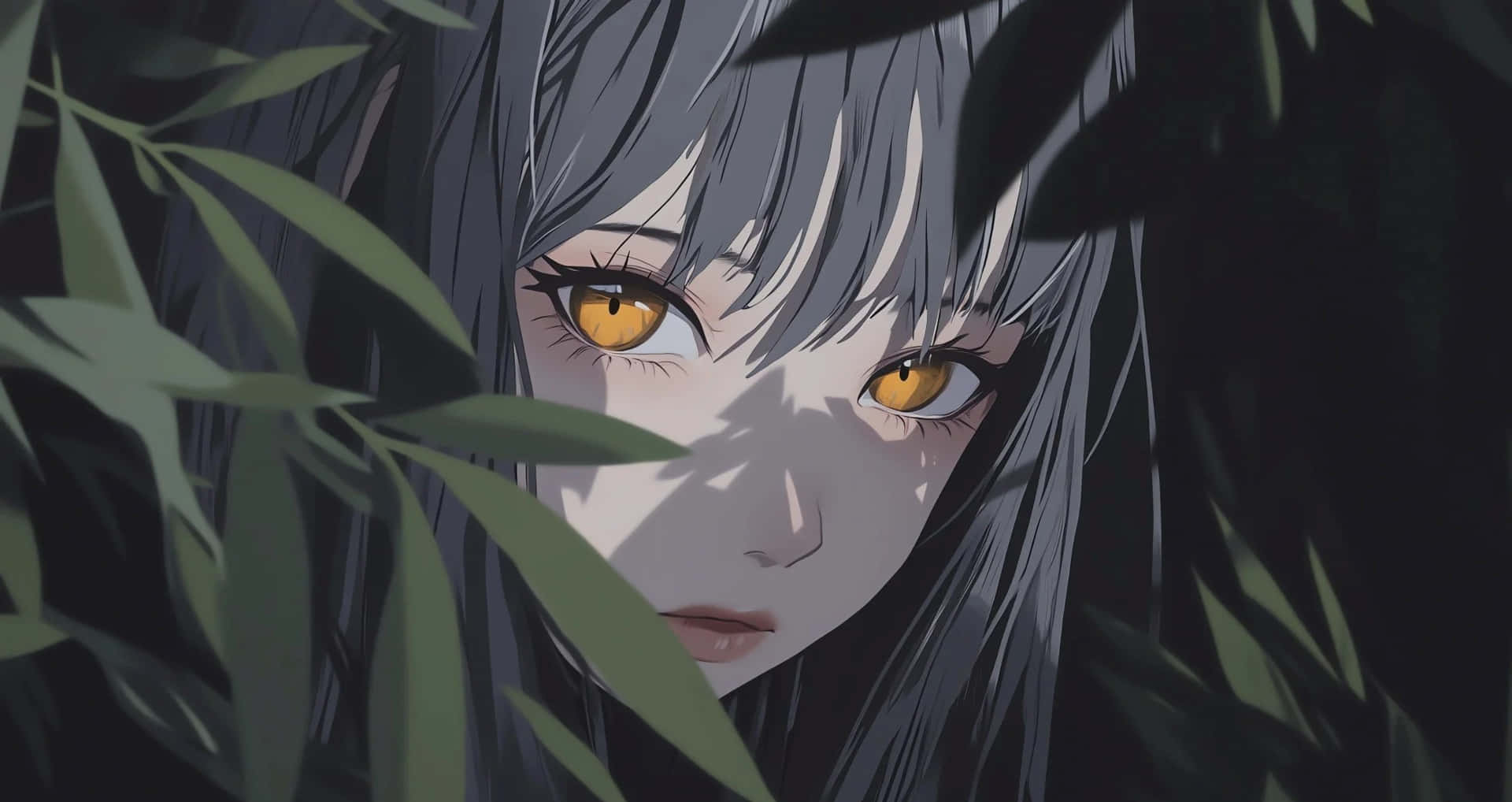 anime girl wallpaper /cute/4K 壁紙 — 一個蒼白的動漫女孩，銀色頭髮和發光的琥珀色眼睛，在陰暗的森林中透過深綠色樹葉窺視。