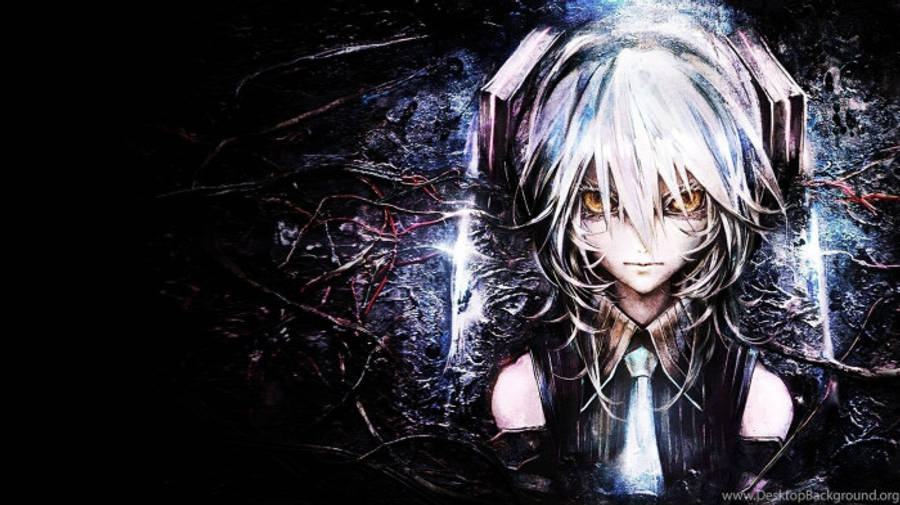 Hatsune Miku 桌布 壁紙 — 一個蒼白的動漫女孩，銀色頭髮和發光的琥珀色眼睛，從黑暗扭曲的藤蔓中浮現，在明亮的光線下。