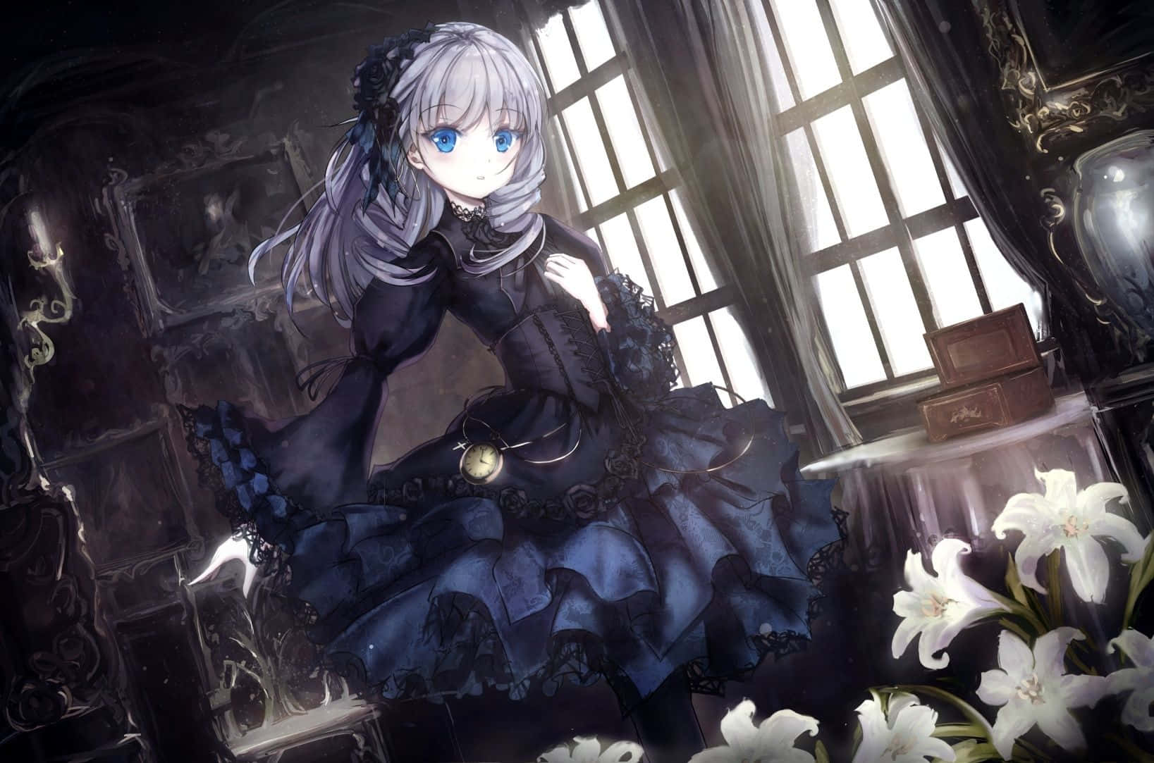 Gothic Anime 桌布 壁紙 — 一個蒼白的動漫女孩，銀色頭髮和藍色眼睛，坐在哥德式房間裡，穿著深藍色蕾絲連衣裙，周圍環繞著白色百合花和華麗的家具。
