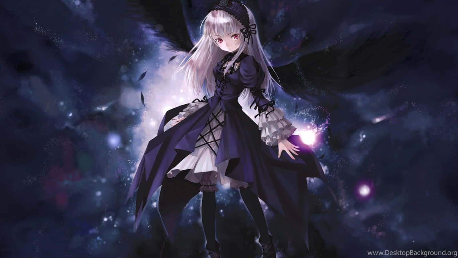 Beautiful Sad Anime 桌布 壁紙 — 一個蒼白的動漫女孩，銀色頭髮和黑色翅膀，站在宇宙虛空中，發光的紫色能量在她深色哥德式連衣裙周圍旋轉。