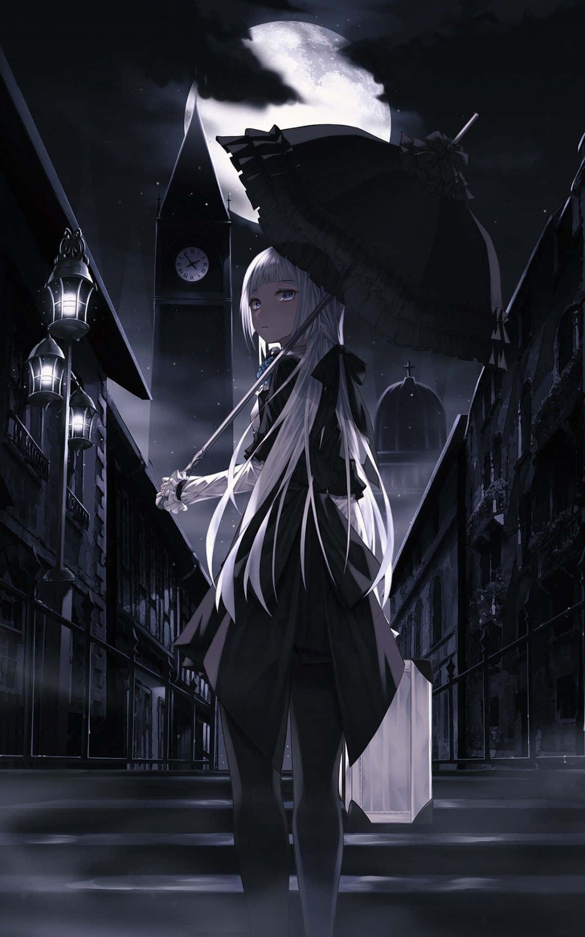 Dark Anime Girl 桌布 壁紙 — 一個蒼白的動漫女孩，長長的白髮，在哥德式城市街道的滿月下撐著一把黑傘。