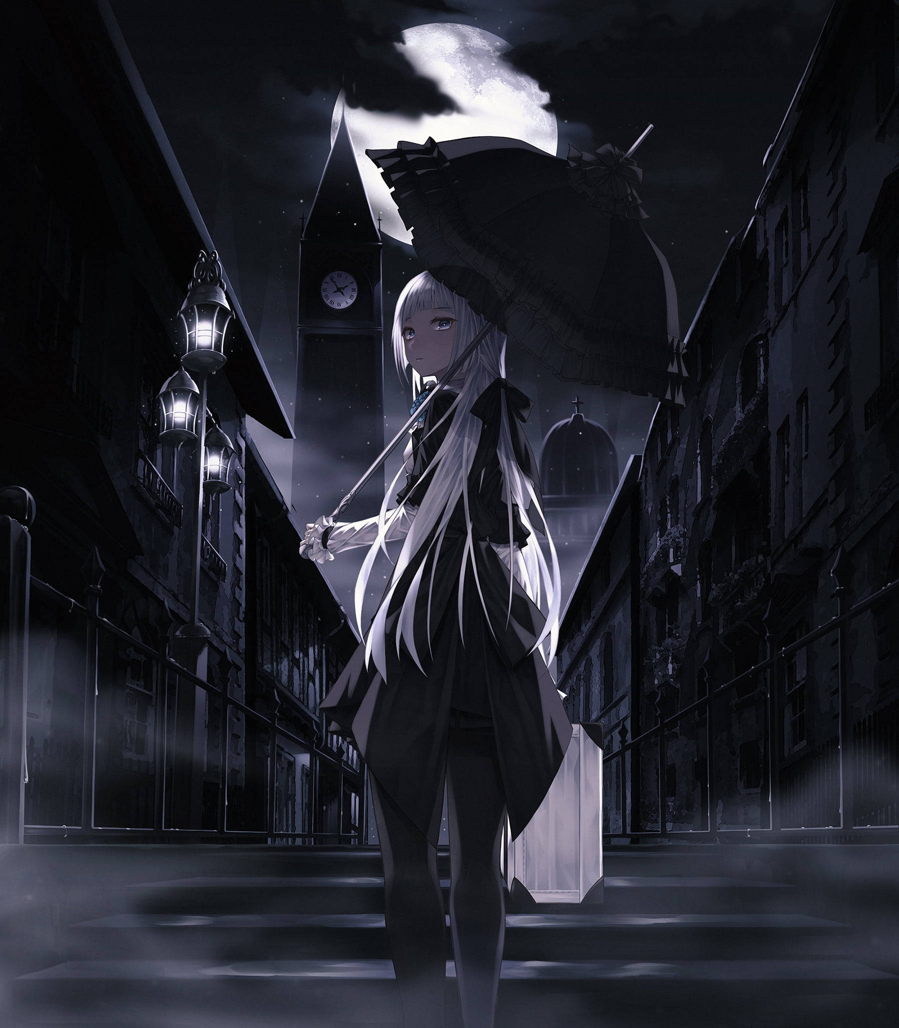 動漫女孩 桌布 壁紙 — 一個蒼白的動漫女孩，長長的白髮，在夜晚霧氣瀰漫的哥德式街道上，在滿月下撐著一把黑傘。