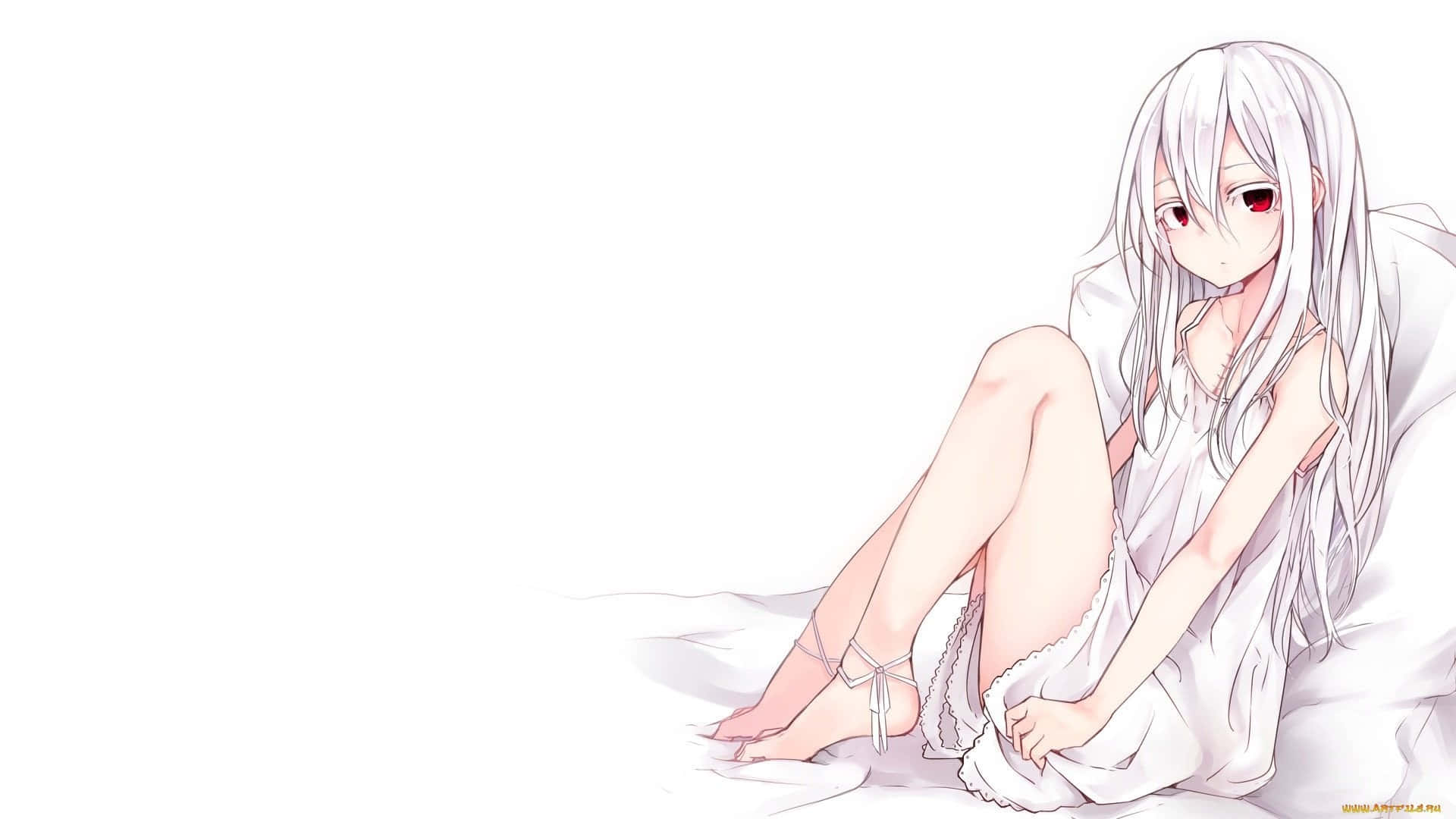 Anime White 桌布 壁紙 — 一個蒼白的動漫女孩，長長的白髮和紅色的眼睛，蜷縮在一張白色的床上，穿著白色的睡袍。
