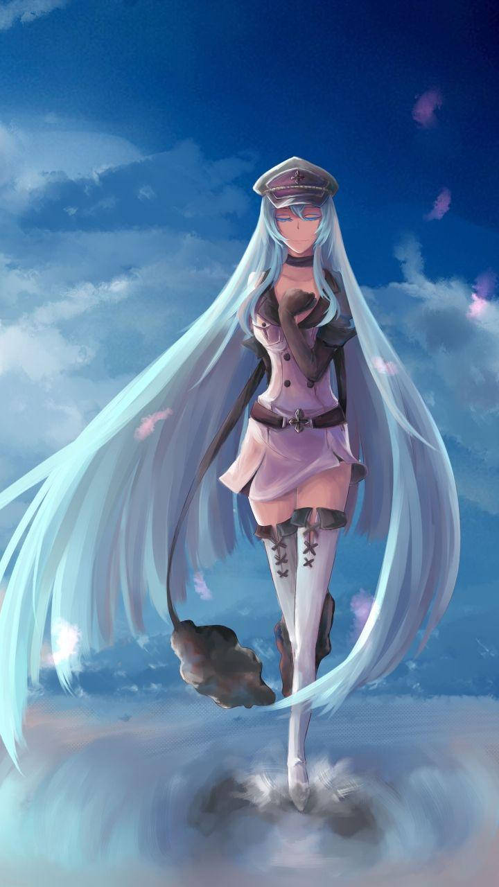 Esdeath 桌布 壁紙 — 一個蒼白的動漫女孩，長長的銀髮和軍帽，優雅地站在雲端上，背景是充滿活力的藍天。