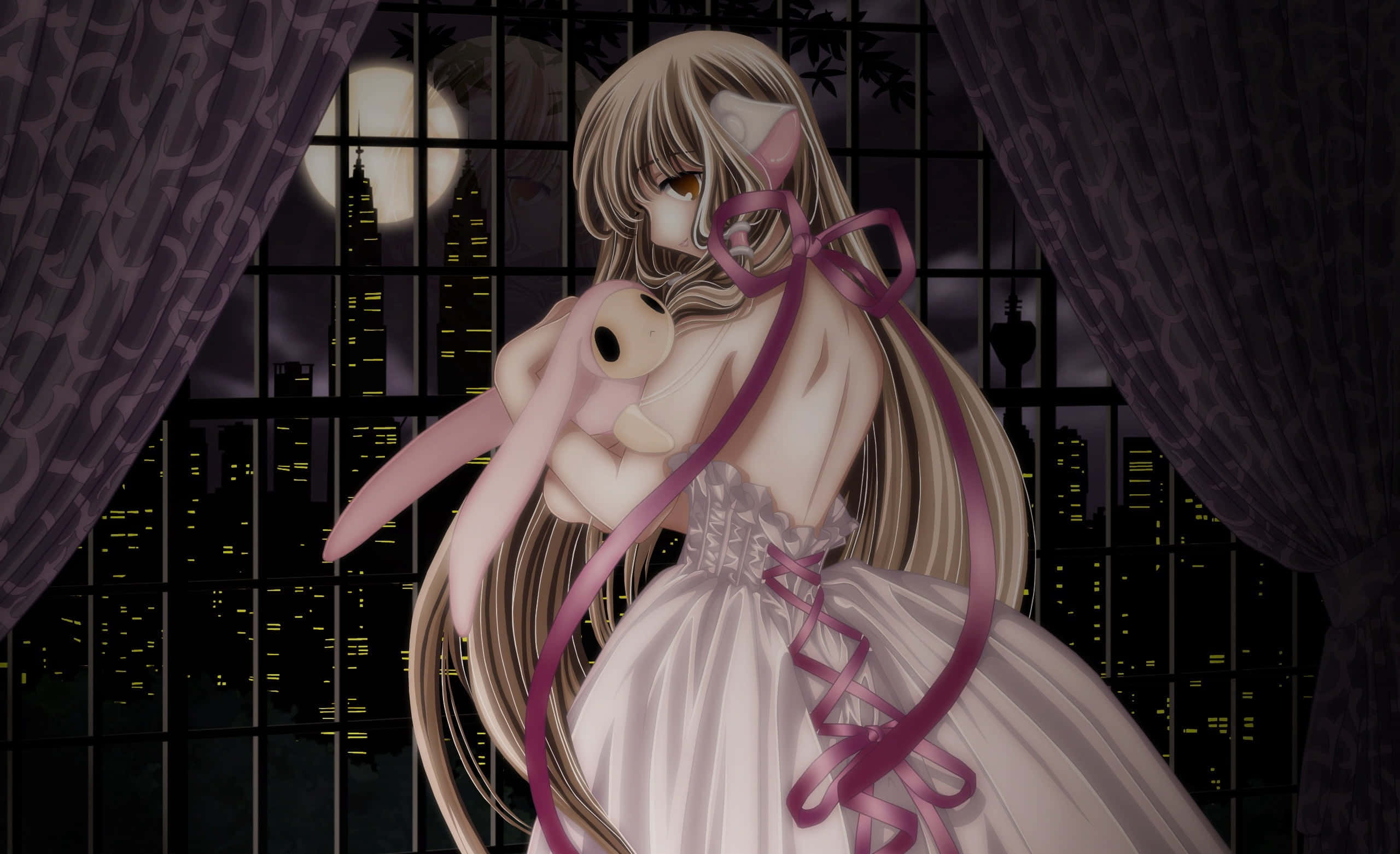 Chobits 桌布 壁紙 — 一個蒼白的動漫女孩，長髮及兔耳，夜晚站在窗邊，穿著帶有粉紅色蝴蝶結的白色連衣裙，背景是滿月下的城市天際線。