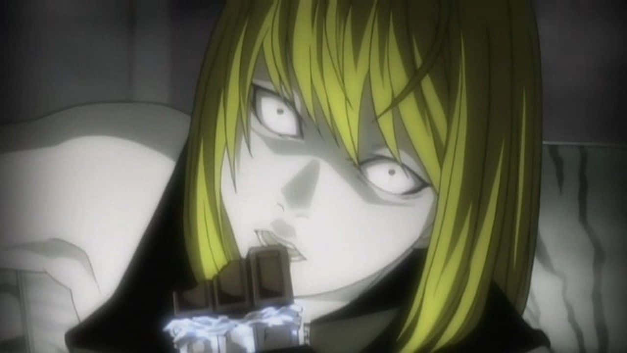 Death Note Mello 桌布 壁紙 — 一個蒼白的動漫女孩，黃色頭髮，在昏暗的光線下緊緊盯著一個發光的物體。