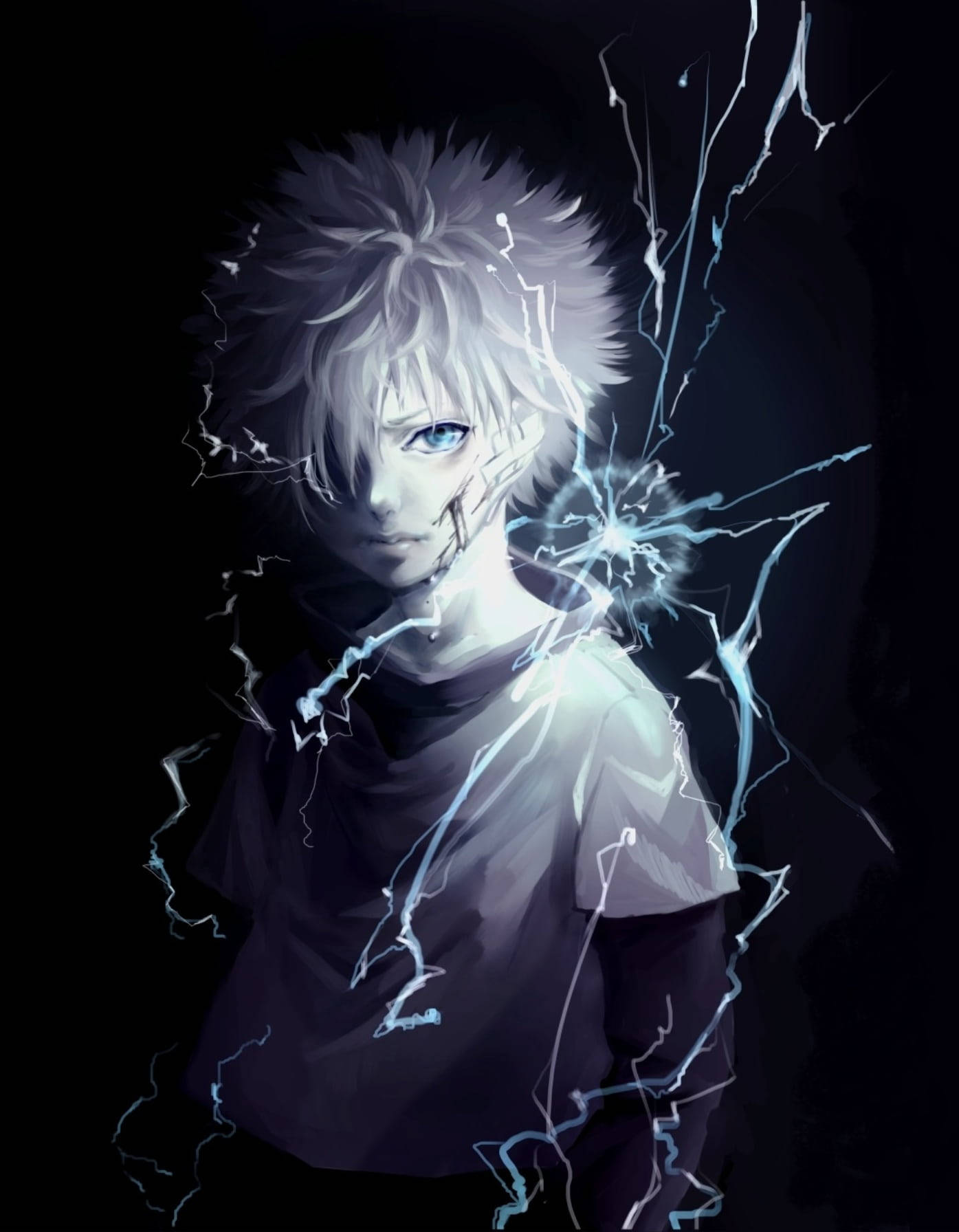 Killua 桌布 壁紙 — 一個蒼白的動漫男孩，有著刺刺的頭髮和發光的藍色眼睛，在黑色背景中被劈啪作響的電能包圍。