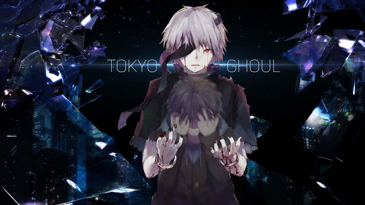 東京喰種 桌布 壁紙 — 一個蒼白的動漫角色，白髮紅眼，站在破碎的玻璃中，背景是黑暗的城市景觀。