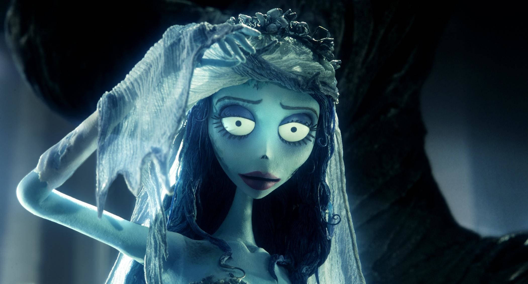 tim burton movies 桌布 壁紙 — 一個蒼白的動畫新娘，睜大眼睛，披著破爛的面紗，在深藍色燈光的場景中令人毛骨悚然地凝視著。