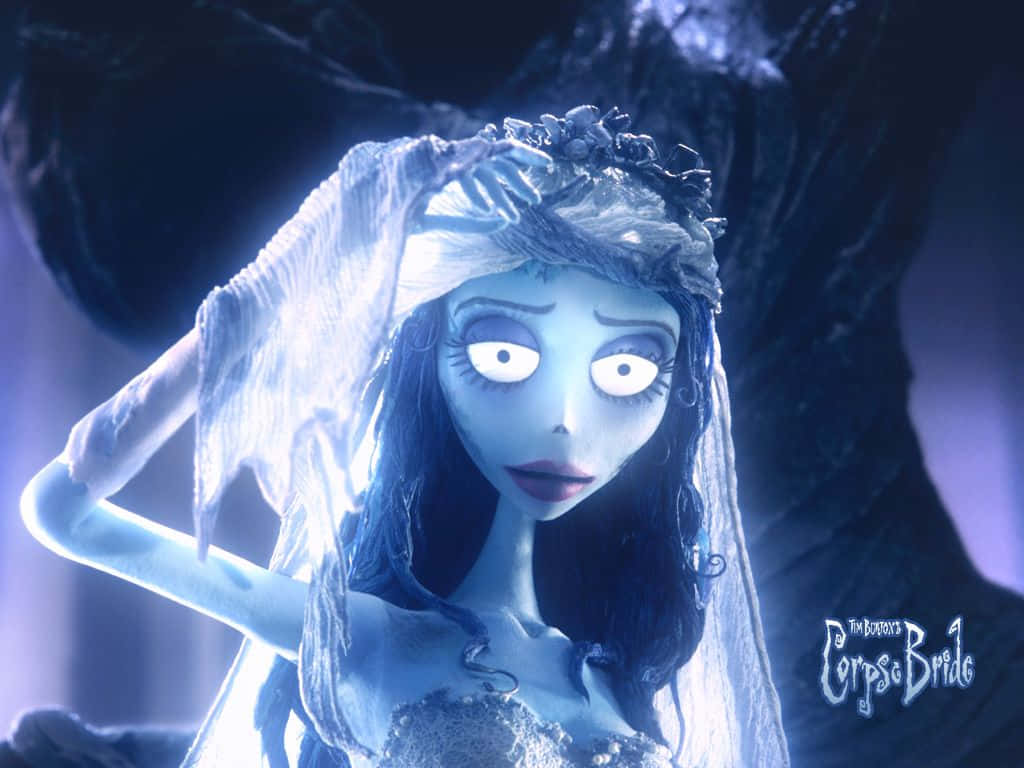 corpse bride 桌布 壁紙 — 一個蒼白的動畫新娘，閃爍的眼睛和破爛的面紗，站在詭異的藍光中，背景是一棵黑暗扭曲的樹。