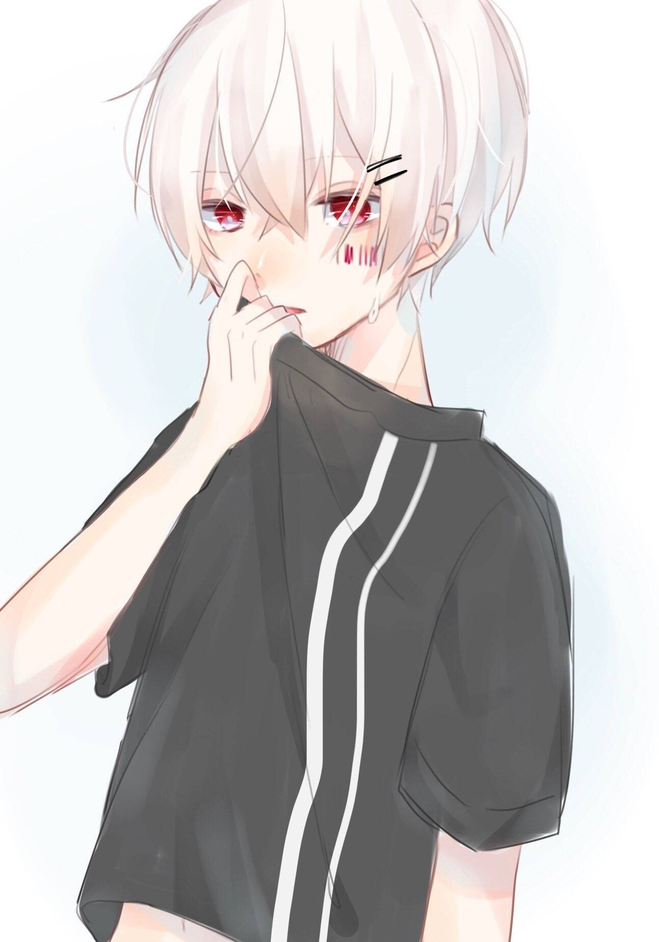 動漫男孩 桌布 壁紙 — 一個蒼白的動畫男孩，白髮紅眼，咬著手指，穿著帶有白色條紋的黑色襯衫。
