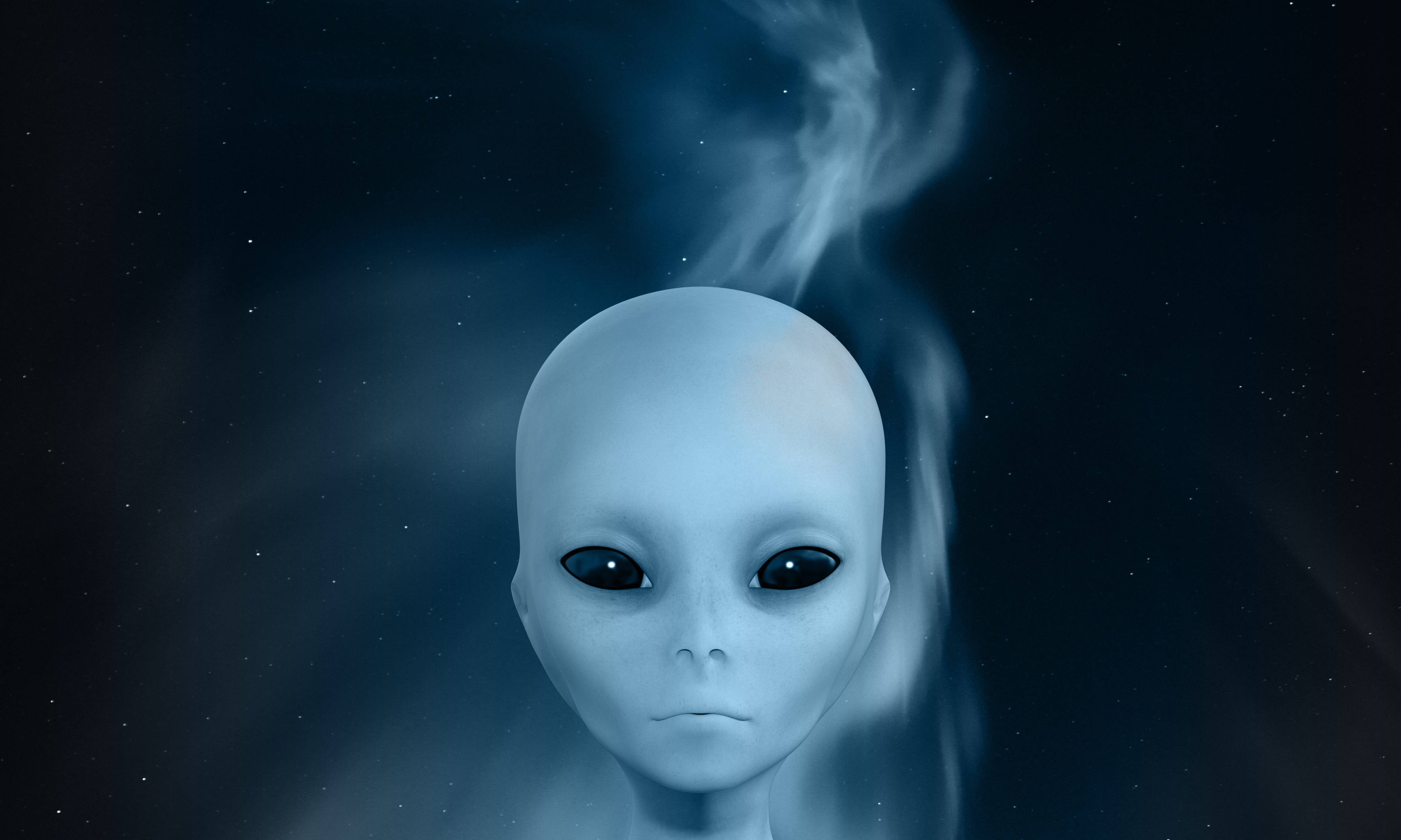 外星人 桌布 壁紙 — 一個蒼白的外星人，有著巨大的黑色眼睛，漂浮在繁星點點的宇宙虛空中，藍色漩渦狀的薄霧從它的頭部升起。