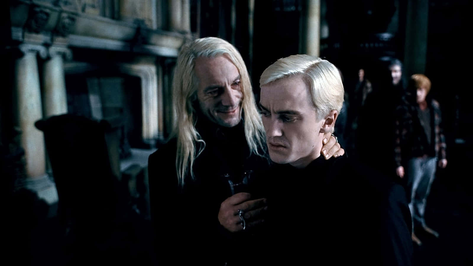 The Wizarding War 桌布 壁紙 — 一個蒼白的男人，長長的白頭髮，在一個光線昏暗、有古典柱子的石頭走廊裡，抓住另一個男人的脖子。