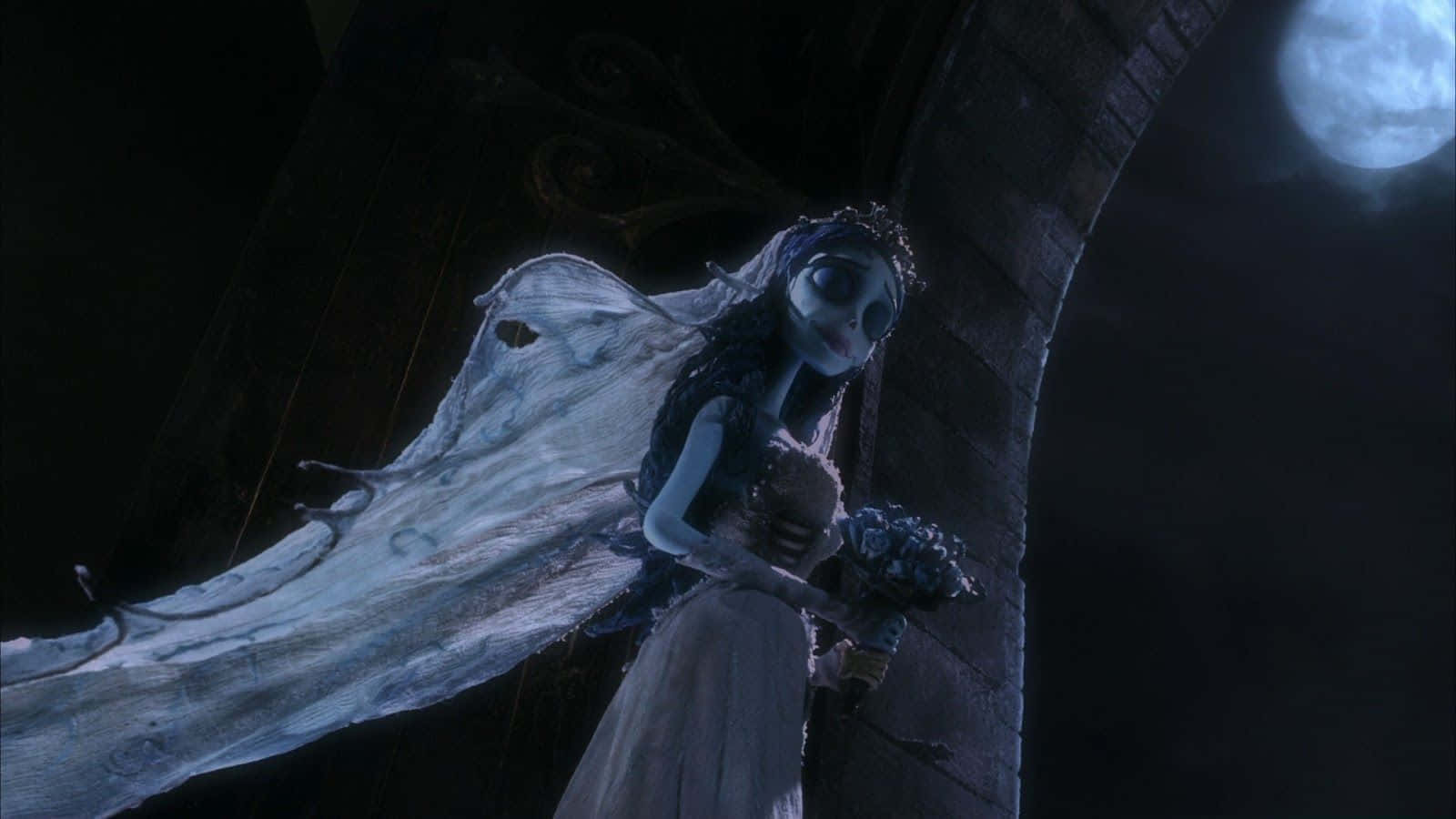 corpse bride 桌布 壁紙 — 一個蒼白的骷髏新娘穿著破爛的婚紗，在哥德式拱門下，滿月下拿著花束。