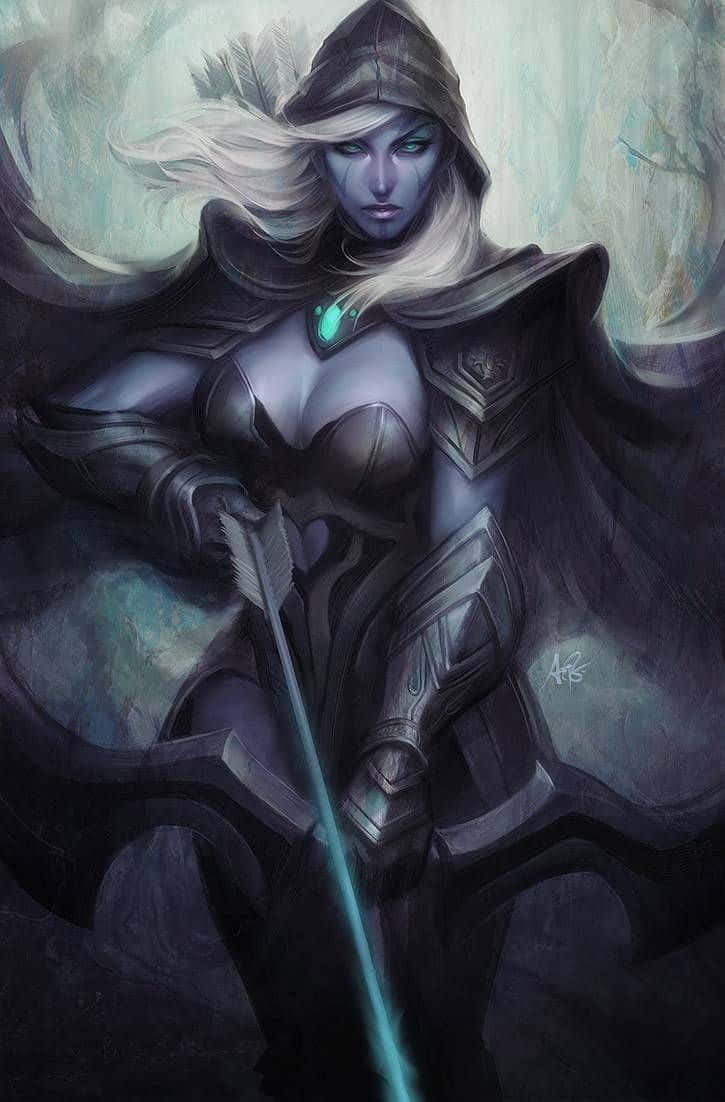 Drow Ranger 桌布 壁紙 — 一個蒼白皮膚、戴著兜帽的戰士，擁有發光的藍色眼睛和飄逸的金色頭髮，身穿暗色盔甲，揮舞著一把發光的藍色劍。