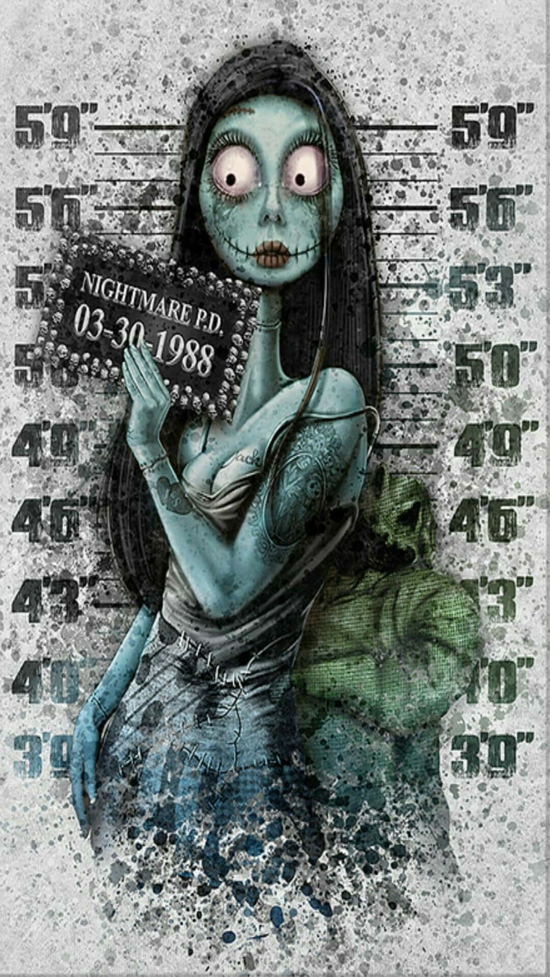 Sally Nightmare Before Christmas 桌布 壁紙 — 一個蒼白藍皮膚的喪屍女人，嘴巴被縫合，眼睛睜大，在身高圖背景前舉著一個寫有「Nightmare P.D.」的嫌犯照標牌。