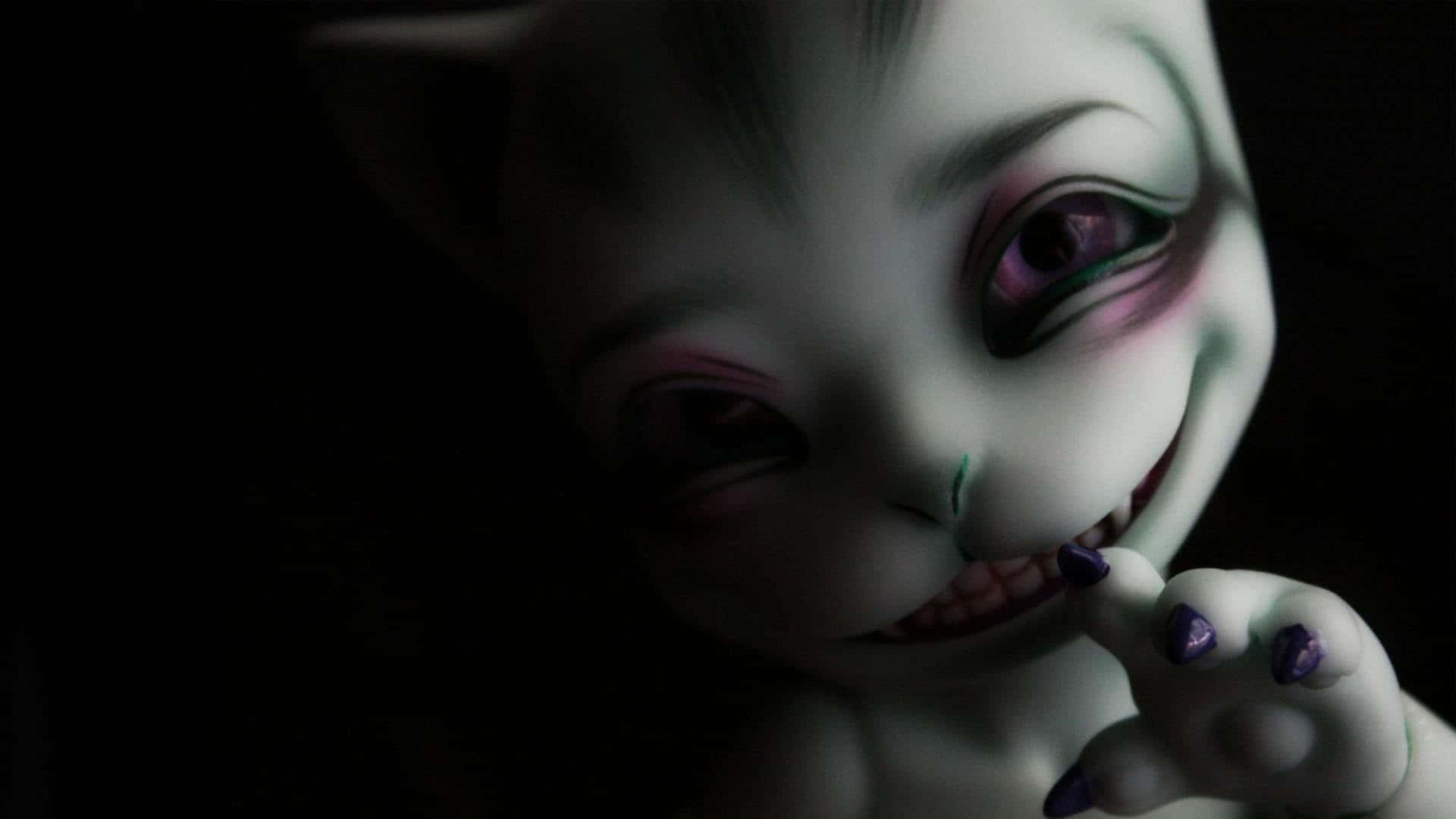 詭異的GIF 桌布 壁紙 — 一個蒼白貓咪般的洋娃娃，擁有紫色眼睛和指甲，在黑暗中陰險地微笑的特寫。