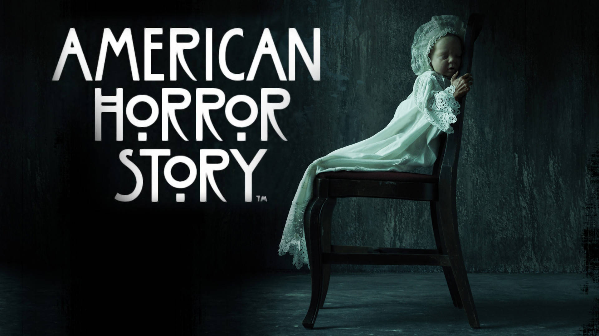 American Horror Story 桌布 壁紙 — 一個蒼白鬼魅的小孩穿著白色蕾絲裙坐在木椅上，背景是深色紋理牆壁，上面有 'American Horror Story' 文字。