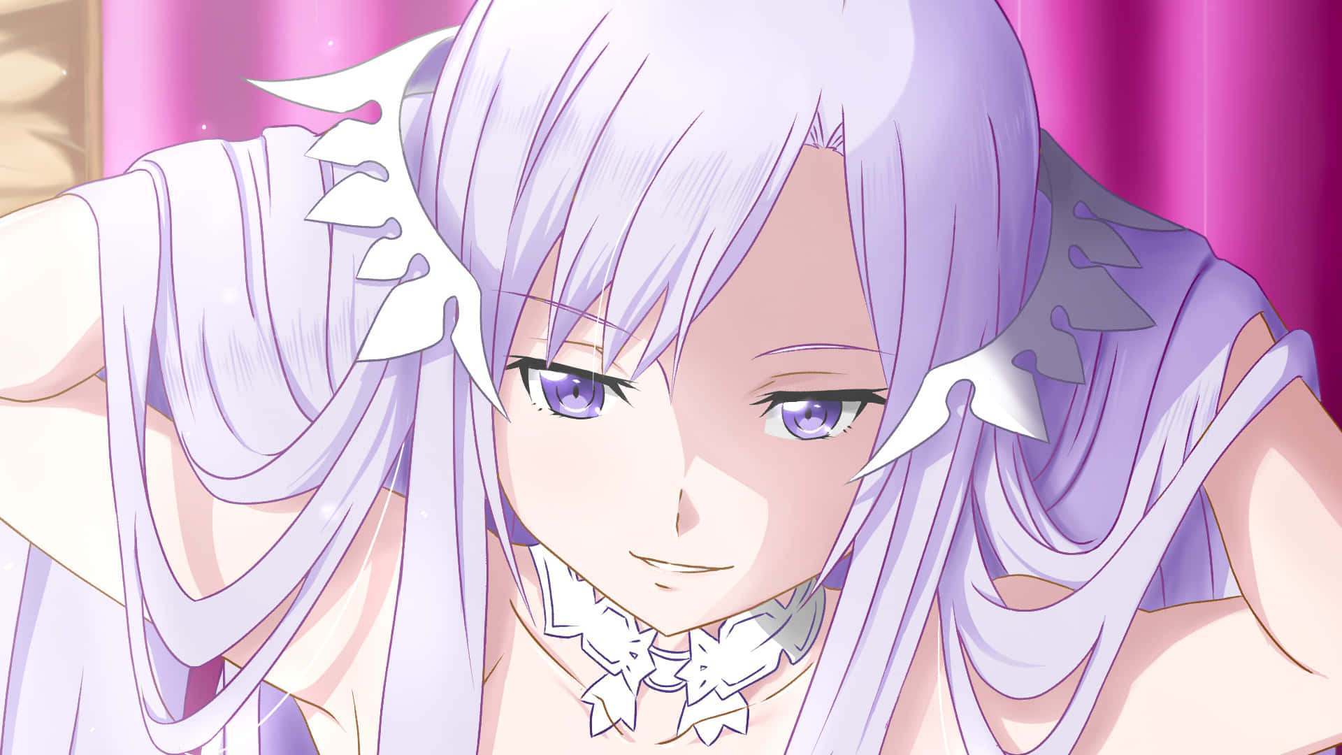 Sword Art Online Quinella 桌布 壁紙 — 一個薰衣草色頭髮和紫色眼睛的動漫女孩特寫，在鮮豔的粉紅色窗簾背景下溫柔微笑。