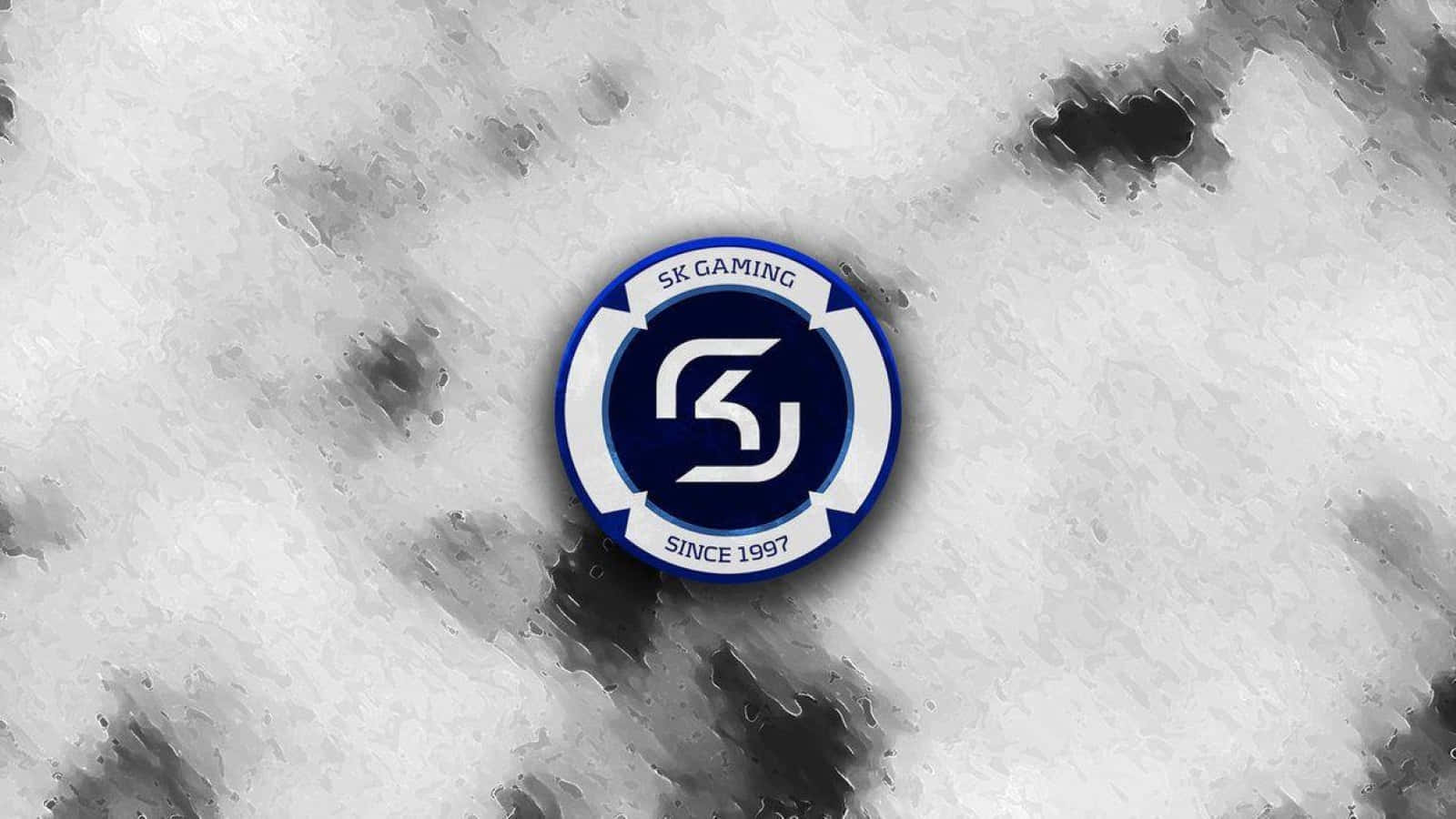 Sk Gaming 桌布 壁紙 — 一個藍白相間的SK Gaming標誌，中央帶有「Since 1997」文字，背景為帶紋理的灰色和黑色抽象背景。