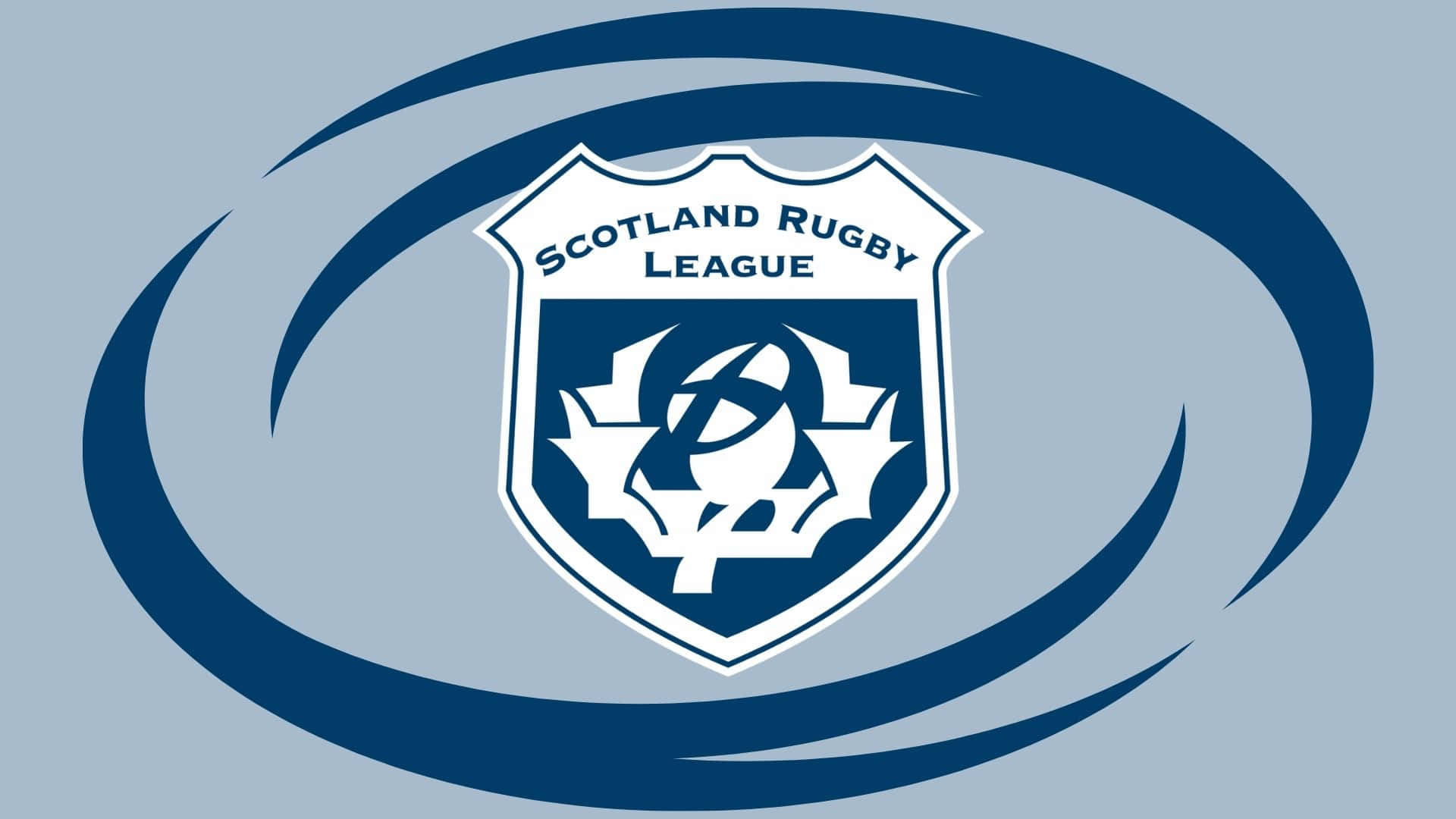 Scotland Rugby 桌布 壁紙 — 一個藍白相間的蘇格蘭橄欖球聯賽標誌，帶有盾牌和旋轉運動線條，背景為淺藍色。