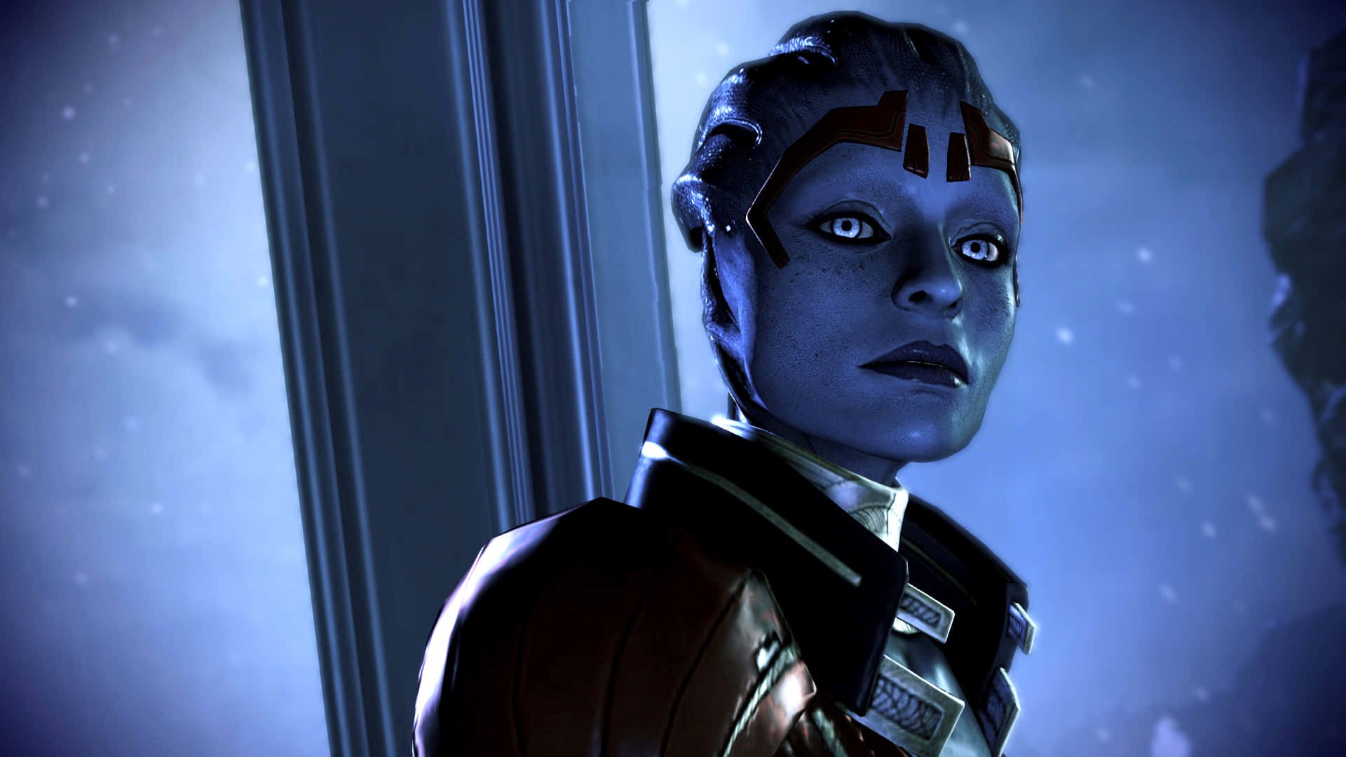 Mass Effect Samara 桌布 壁紙 — 一個藍皮膚、帶有紅色斑紋的外星人，正透過窗戶凝視著繁星點點的夜空。
