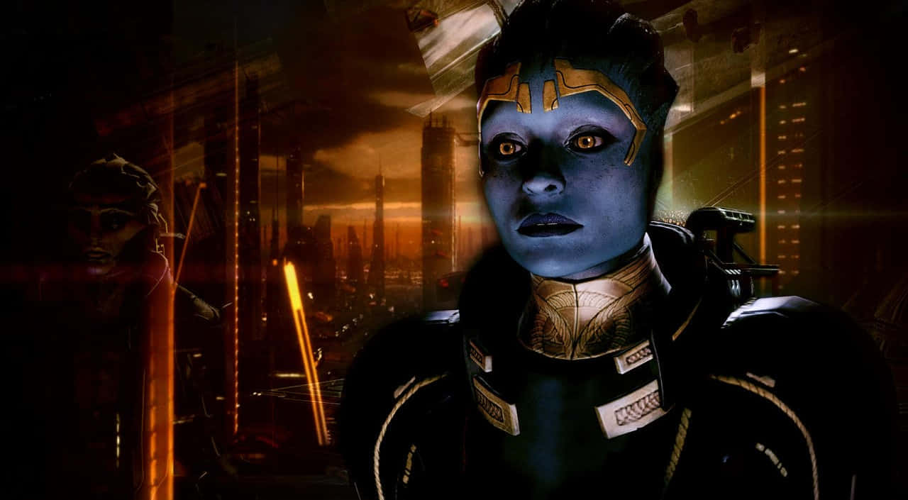 Mass Effect Samara 桌布 壁紙 — 一個藍皮膚、帶有金色標記的外星人，在一個昏暗的未來城市景觀中專注地凝視，城市中閃爍著橙色燈光。