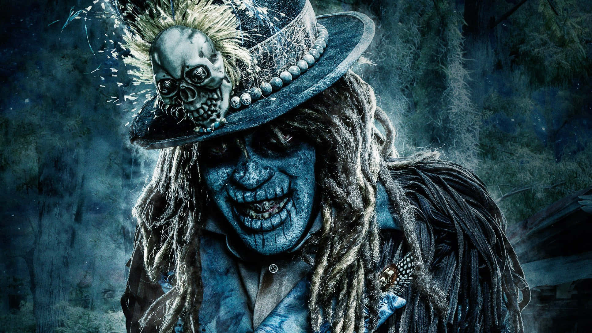 Evil Skull 桌布 壁紙 — 一個藍皮膚、梳著辮子、戴著骷髏帽子的殭屍，在迷霧森林中猙獰地笑著。