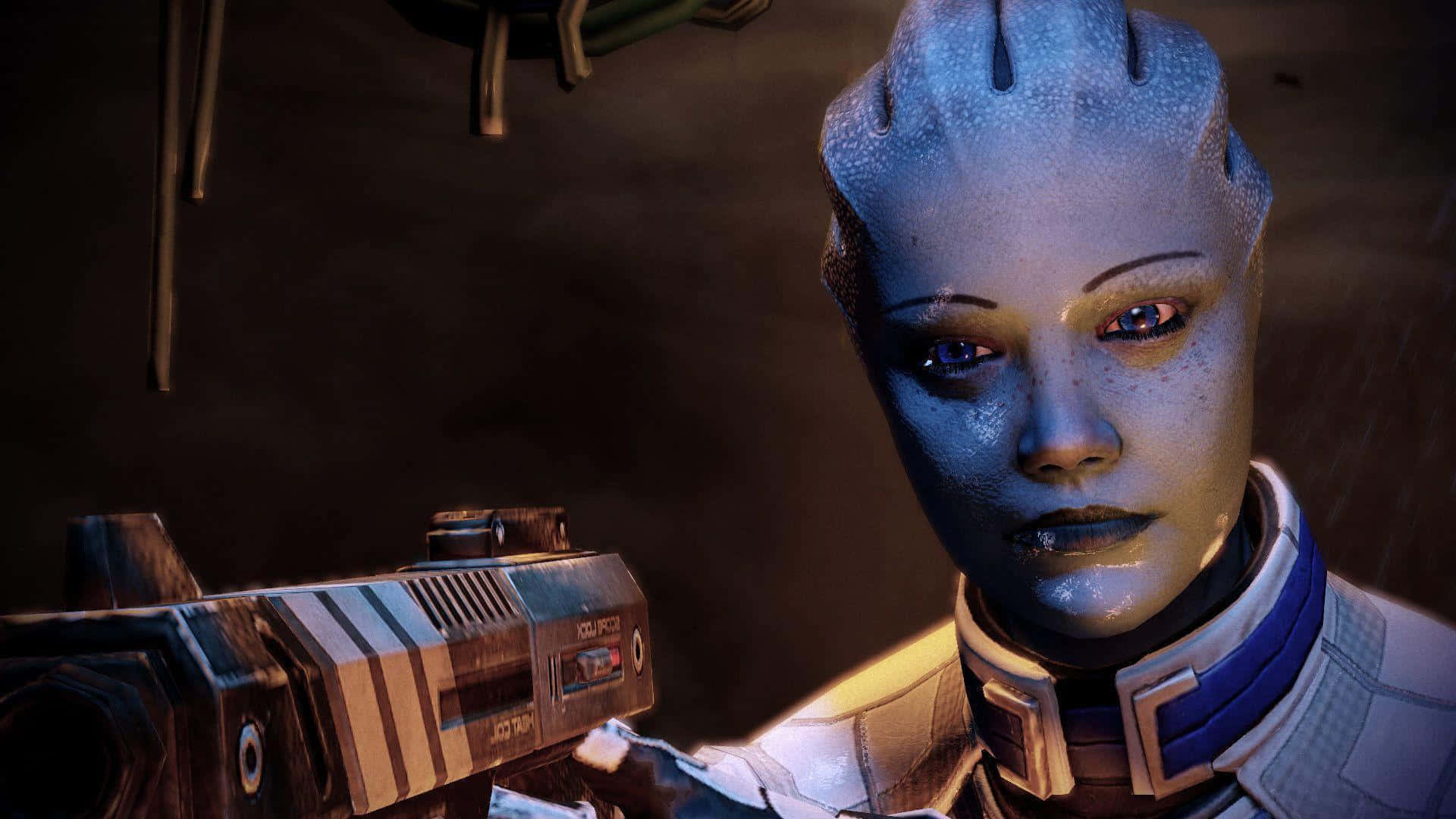 Liara T'soni 桌布 壁紙 — 一個藍皮膚、眼睛發光的外星人，在昏暗的科幻場景中手持未來武器。