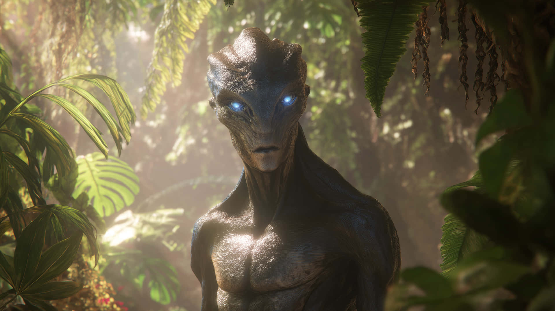 Photorealistic alien creature standing in a misty jungle 壁紙 — 一個藍皮膚、眼睛發光的外星人站在茂密的叢林樹葉中，沐浴在斑駁的陽光下。