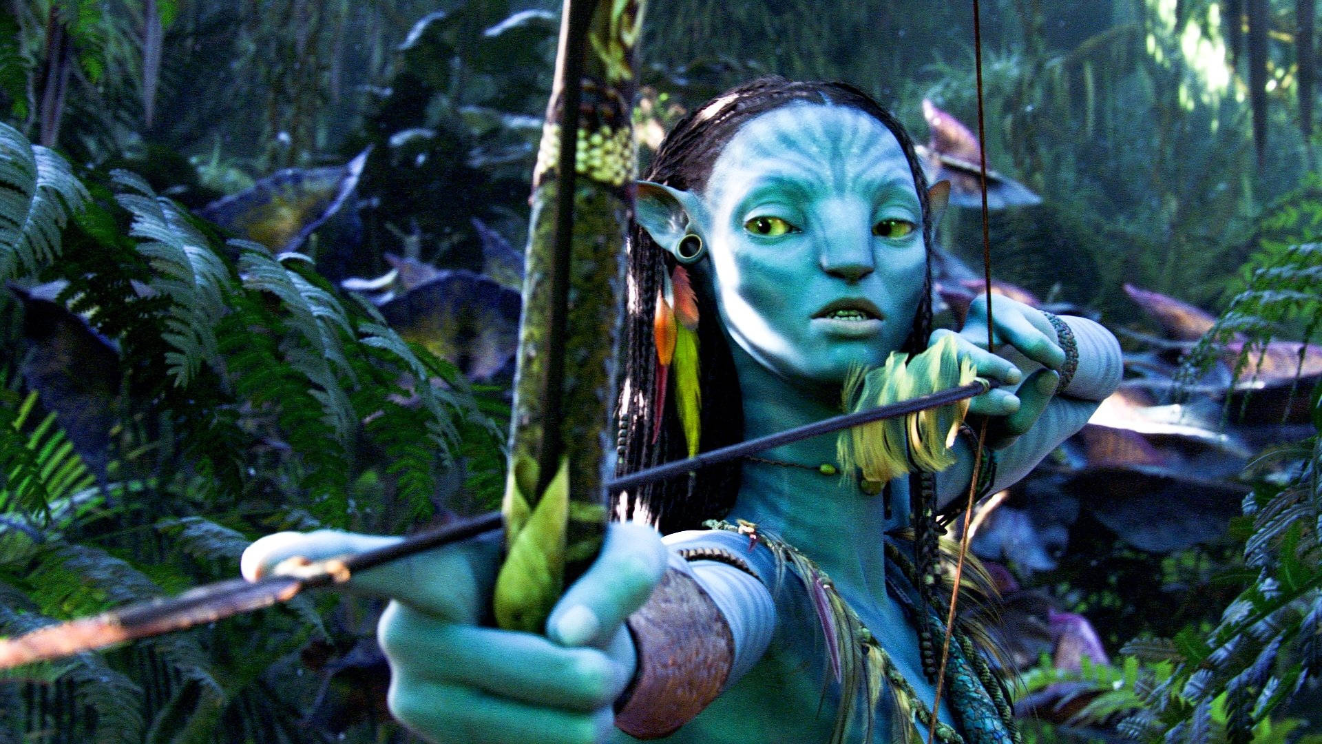 Archery 桌布 壁紙 — 一個藍皮膚、眼睛發光的納美人弓箭手，在充滿巨型蕨類和生物發光植物的茂密外星叢林中瞄準弓箭。