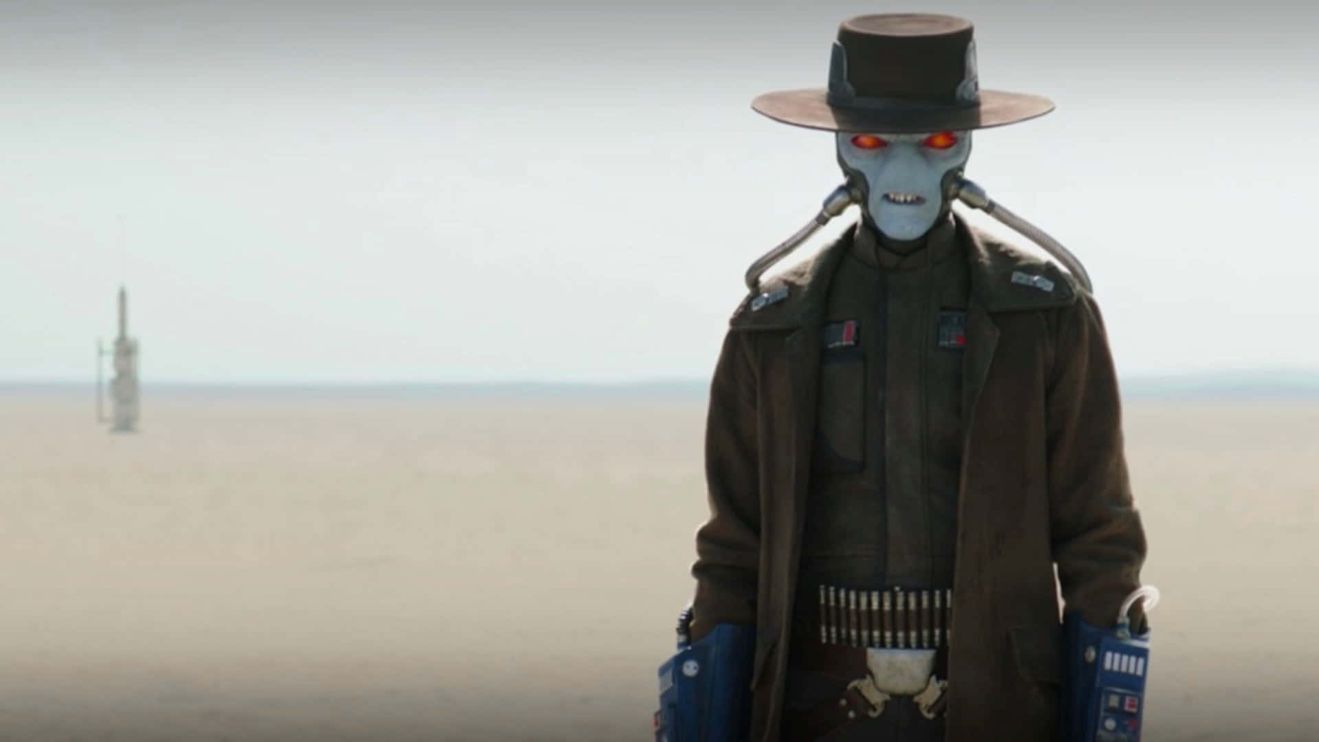 Bounty Hunters 桌布 壁紙 — 一個藍皮膚、紅眼睛發光、戴寬邊帽的外星人，站在荒蕪的沙漠景觀中，手持爆能槍。