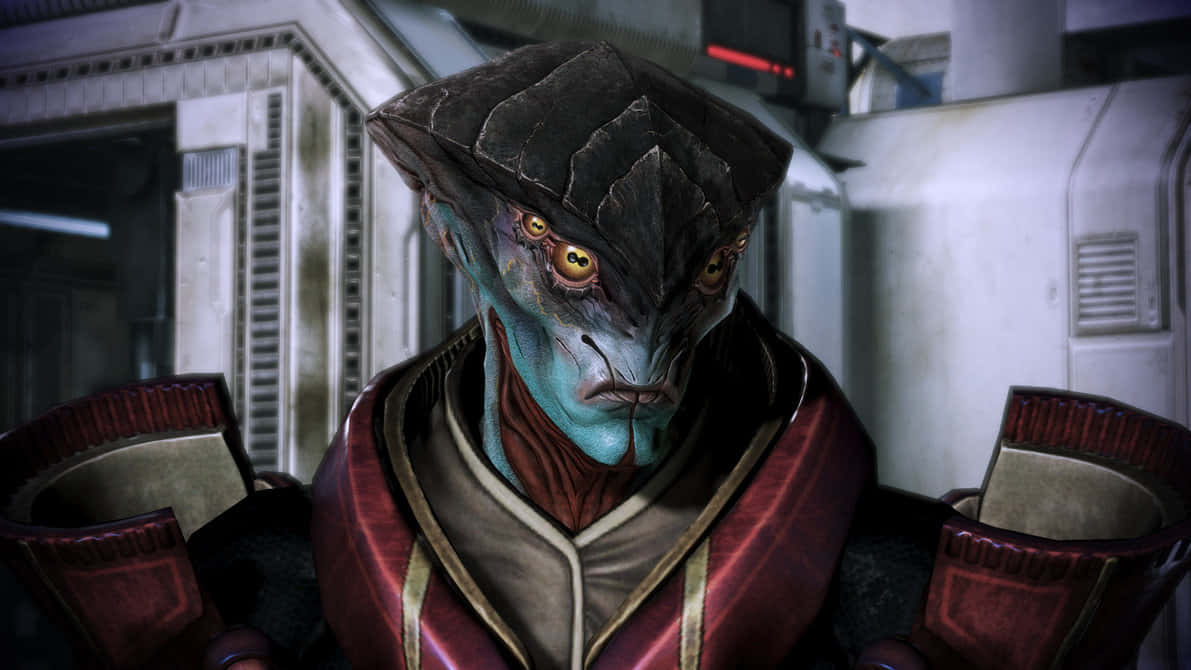 Mass Effect Javik 桌布 壁紙 — 一個藍皮膚、金色眼睛、戴著深色頭飾的外星人，站在未來主義的太空船走廊中的特寫。