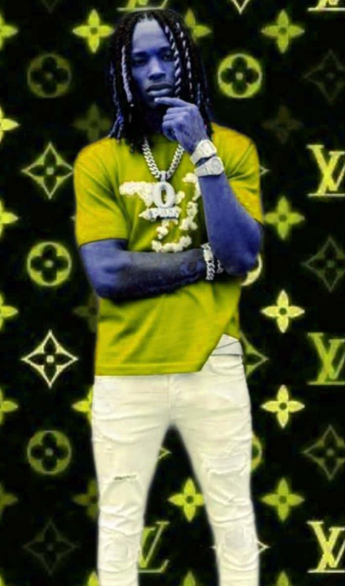 藍皮膚和辮子頭的男人穿著奢華時尚，背景為 LV 圖案。 — King Von 壁紙