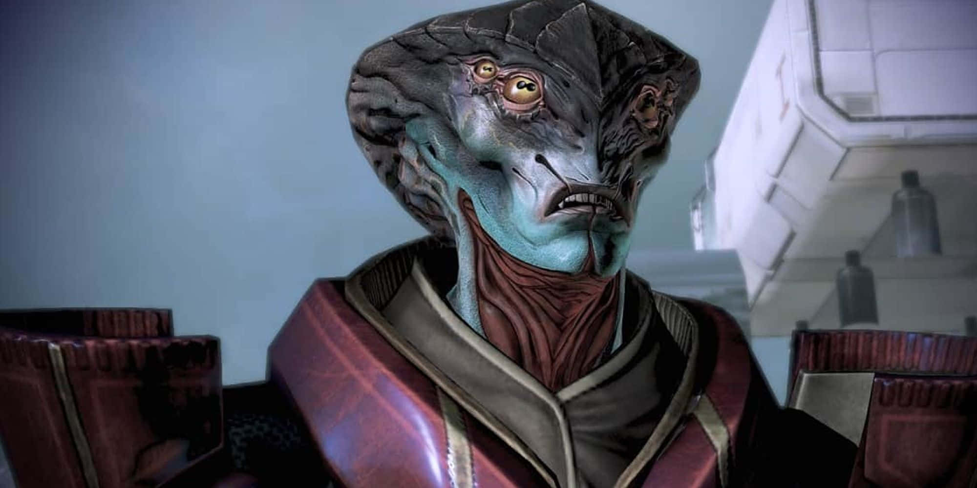 Mass Effect Javik 桌布 壁紙 — 一個藍皮膚外星人的特寫，頭部有紋理，眼睛發光，穿著紅色長袍，身處未來主義場景。