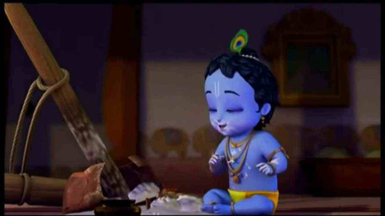 krishna 3d 桌布 壁紙 — 一個藍皮膚的動畫嬰兒克里希納戴著孔雀羽毛皇冠，微笑著坐在光線昏暗的房間裡，手持長笛。