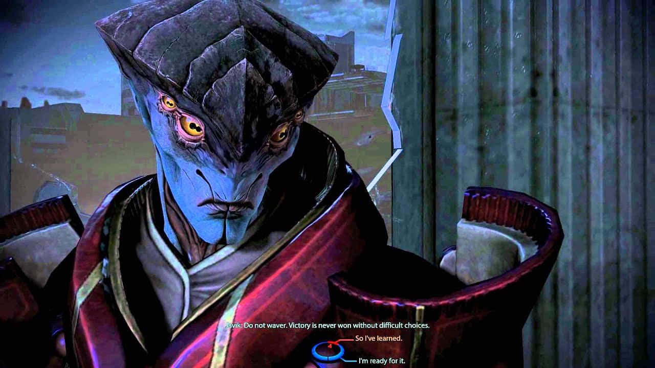 Mass Effect Javik 桌布 壁紙 — 一個藍皮膚的外星人，有著發光的橙色眼睛和尖銳的角狀頭部，穿著紅色長袍坐在昏暗的房間裡。