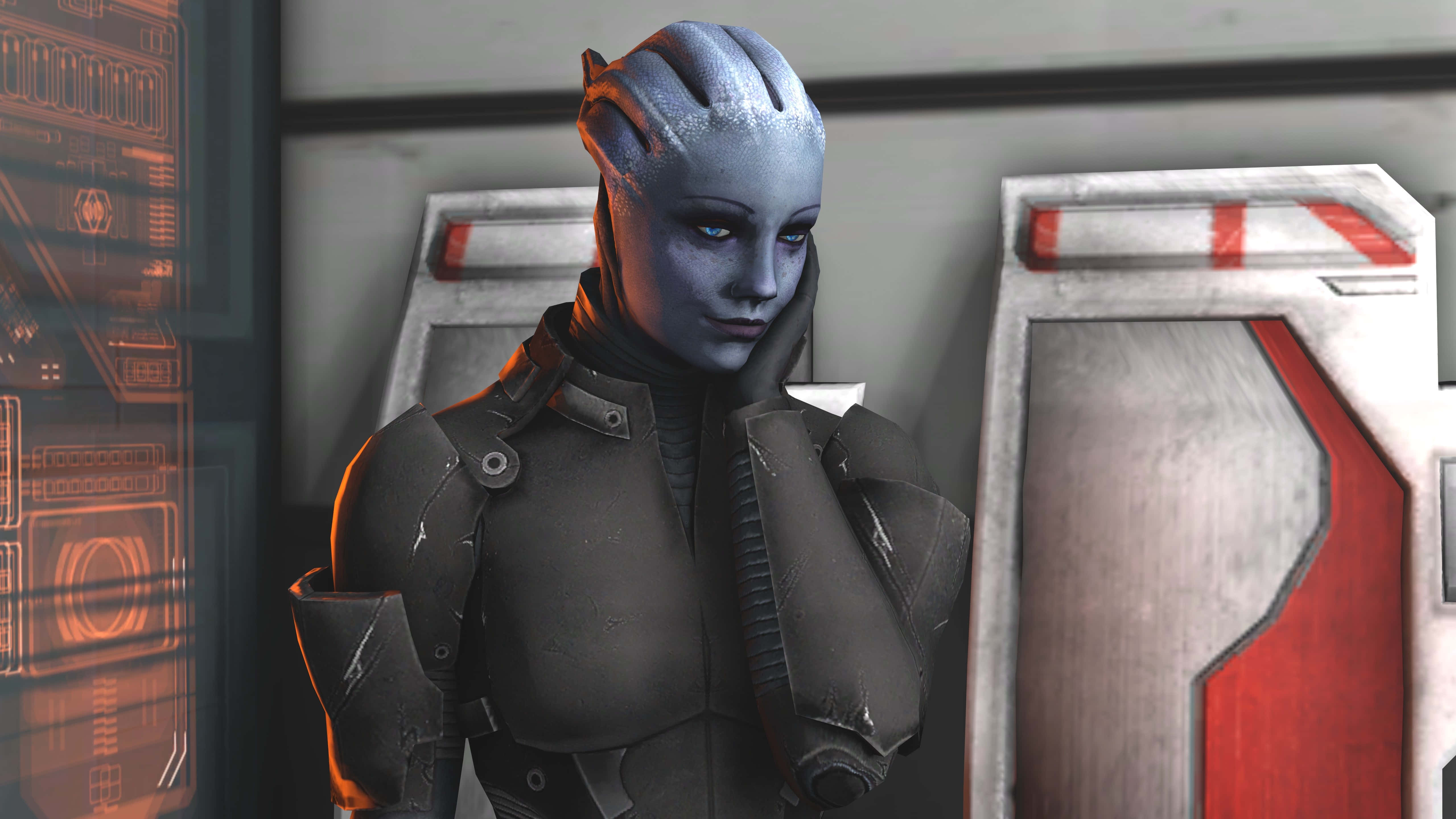 Liara T'soni 桌布 壁紙 — 一個藍皮膚的外星人身穿暗色盔甲，站在一個帶有發光橙色面板和金屬門的科幻走廊中。