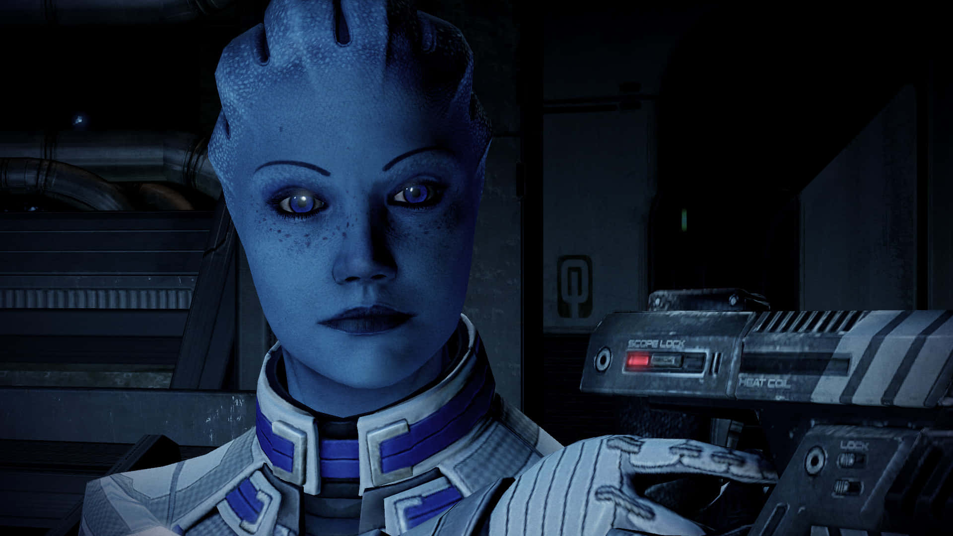 Liara T'soni 桌布 壁紙 — 一個藍皮膚的外星女人穿著未來風格的盔甲，在昏暗的科幻走廊中手持武器。